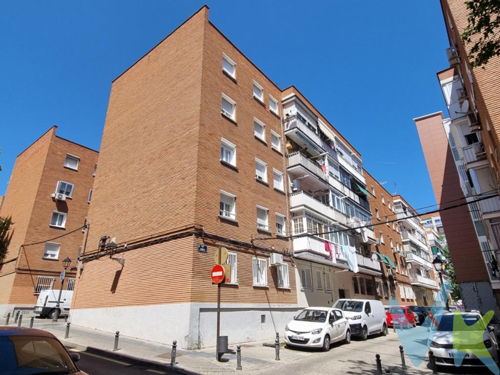 Se vende acogedora y luminosa vivienda de 72 m² en una de las zonas más prácticas y mejor comunicadas de Alcorcón. 

Destaca por su excelente ubicación, a escasos minutos de la estación de Alcorcón Central (Cercanías C5 y MetroSur Línea 12), lo que permite una rápida y cómoda conexión con Madrid y el resto del municipio. Se encuentra en un entorno consolidado con todos los servicios al alcance de la mano: supermercados, comercios, colegios, centros de salud, zonas verdes, instalaciones deportivas y una amplia oferta de ocio y restauración.

La vivienda cuenta con 72 m² distribuidos de forma funcional en un amplio y luminoso salón, 3 dormitorios, dos de ellos con armarios empotrados, 1 baño completo con ventana y una cocina reformada, lista para entrar a vivir. Además, dispone de aire acondicionado y se han renovado las instalaciones de fontanería y electricidad, aportando un valor añadido en confort y tranquilidad. El edificio dispone de ascensor y se encuentra en una finca tranquila y bien cuidada.

El precio de venta incluye TRASTERO.

Se trata de una vivienda ideal tanto para quienes buscan su residencia habitual, disfrutando de comodidad y una ubicación estratégica, como para inversores, gracias a la elevada demanda de alquiler existente en la zona y su excelente rentabilidad.

¡No dejes pasar esta magnífica oportunidad! Contacta con nosotros y estaremos encantados de concertar una visita sin compromiso.

Gastos e impuestos no incluidos en el precio publicitado. La agencia actúa en representación y por mandato del vendedor. Las condiciones de la venta establecen que el comprador deberá abonar un importe adicional fijo del  2% más 21% de IVA, sobre el precio publicitado. Lo que supone la cantidad de 5.687€ (IVA incluido). La reserva del inmueble sólo se producirá después de que una propuesta de compra haya sido expresamente aceptada por el vendedor.

A título orientativo se informa que en segundas transmisiones el ITP con carácter general en Madrid es del 6%, pudiendo existir otros tipos impositivos atendiendo a las circunstancias personales del comprador u otras circunstancias previstas legalmente. Base imponible del impuesto el mayor valor entre el precio de compraventa, la tasación o el valor de referencia catastral. En cuanto a los gastos de notaría y registro de la propiedad, en su caso, son variables, dependen de aranceles según precio y complejidad, oscilando aprox. entre un 0,2% y un 2%. Si el comprador precisase de hipoteca: tasación, condiciones y costes bancarios serán según entidad elegida por el comprador, así como los gastos de gestoría y cualesquiera otros gastos inherentes a la compraventa que legalmente correspondan a la parte compradora, salvo pacto expreso en contrario con el vendedor. El consumidor tiene, conforme a la normativa vigente, a su disposición información y documentación adicional relativa al inmueble y condiciones de la compraventa, que podrá ser consultada en la sede física de la agencia.