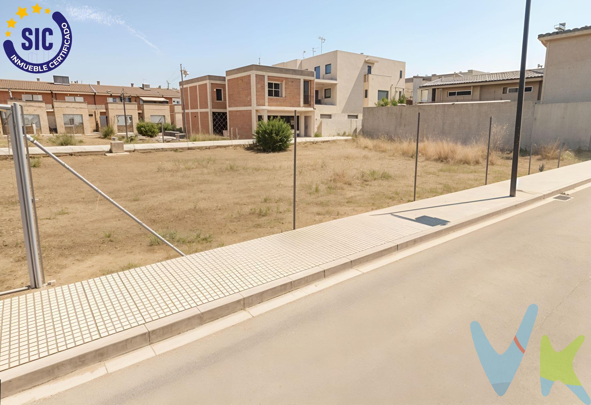 Se vende parcela urbana ubicada en la calle Antonio Machado, en La Pobla Llarga (Valencia), en una zona tranquila y bien comunicada. El terreno cuenta con una fachada de 6 metros y una profundidad de 21 metros, ofreciendo múltiples posibilidades para la construcción de vivienda unifamiliar o inversión. La parcela destaca por dar a dos calles, con acceso tanto por la parte delantera como por la trasera, lo que aporta una gran versatilidad a la hora de diseñar la vivienda, facilitar accesos independientes o incluso plantear diferentes usos. Uno de sus principales atractivos es su excelente ubicación, ya que dispone de un parque justo enfrente, lo que proporciona vistas despejadas, mayor sensación de amplitud y un entorno agradable y familiar. Ideal para quienes buscan construir su hogar en un entorno residencial con espacios abiertos, o para inversores que valoran la buena ubicación y el potencial urbanístico de la zona. VENTA:. PVP 65.000€. Gastos e impuestos no incluidos en el precio. La compra conlleva impuestos y gastos de formalización para el comprador. A título orientativo se informa que en segundas transmisiones el ITP con carácter general en Valencia es del 9%, pudiendo existir otros tipos impositivos atendiendo a las circunstancias personales del comprador u otras circunstancias previstas legalmente. Base imponible del impuesto el mayor valor entre el precio de compraventa, la tasación o el valor de referencia catastral. En cuanto a los gastos de notaría y registro, en su caso, suelen oscilar aprox. entre 1,5% y 2,5% (aranceles variables según precio, n.º de copias y complejidad). El comprador elige notario. Si el comprador precisase de hipoteca: tasación, condiciones y costes bancarios serán según entidad elegida por el comprador, así como los gastos de gestoría, y cualesquiera otros gastos inherentes a la formalización de la compraventa que legalmente correspondan a la parte compradora, salvo pacto expreso en contrario con el vendedor. El consumidor tiene, conforme a la normativa vigente, a su disposición información y documentación adicional relativa al inmueble y condiciones de la compraventa, que podrá ser consultada en C/Joaquín Costa 4, bajo 46005 Valencia o urbe2@remax.es. Honorarios de mediación inmobiliaria a cargo del COMPRADOR: (3000€ del precio final de venta más IVA (21%), salvo otro pacto.); y de VENDEDOR (según acuerdo con el mismo). Se informa al consumidor que la agencia actúa como intermediaria inmobiliaria en la operación, estando cualquier eventual compraventa y sus condiciones sujeta a la aceptación expresa del propietario-vendedor y a la posterior formalización del correspondiente contrato.