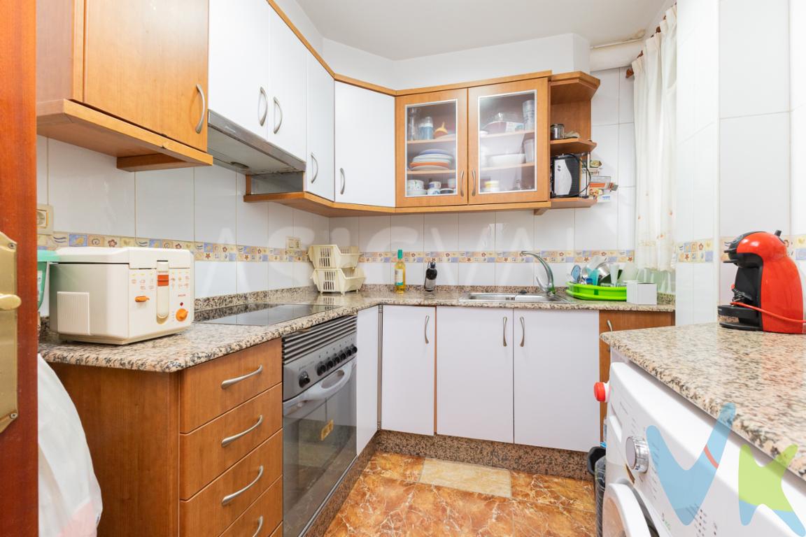 Vivienda en finca SIN ascensor, en 3era altura. Ubicada en el centro de Aldaia: junto a la Plaza del Ayuntamiento, rodeada de todos los servicios necesarios: transporte público, cole, instituto, comercios de barrio, zonas verdes, parques infantiles, etc..... DISTRIBUCION DE LA VIVIENDA: 83mts² construidosrecibidor/distribuidor2 habitaciones dobles1 habitación individual1 baño con duchacocina independientesalón comedor exterior CALIDADES DE LA VIVIENDA:finca SIN ascensorsuelo de gresventanas de aluminiovitrocerámica y calentador eléctricosuministros de alta LA VIVIENDA, EN FINCA SIN ASCENSOR CUENTA CON UNA EXCELENTE UBICACIÓN EN ALDAIA: JUNTO A LA PLAZA DEL AYUNTAMIENTO, SE ENCUENTRA EN MUY BUEN ESTADO: PARA ENTRAR A VIVIR. ES MUY LUMINOSA LOS IMPUESTOS, GASTOS DE NOTARÍA, REGISTRO Y GASTOS DE AGENCIA NO ESTÁN INCLUIDOS EN EL PRECIO DE VENTA.EL MOBILIARIO, ELECTRODOMÉSTICOS Y DECORACIÓN QUE APARECEN EN LAS FOTOGRAFÍAS DE LA VIVIENDA, NO ESTÁN INCLUIDOS EN EL PRECIO DE VENTA.     