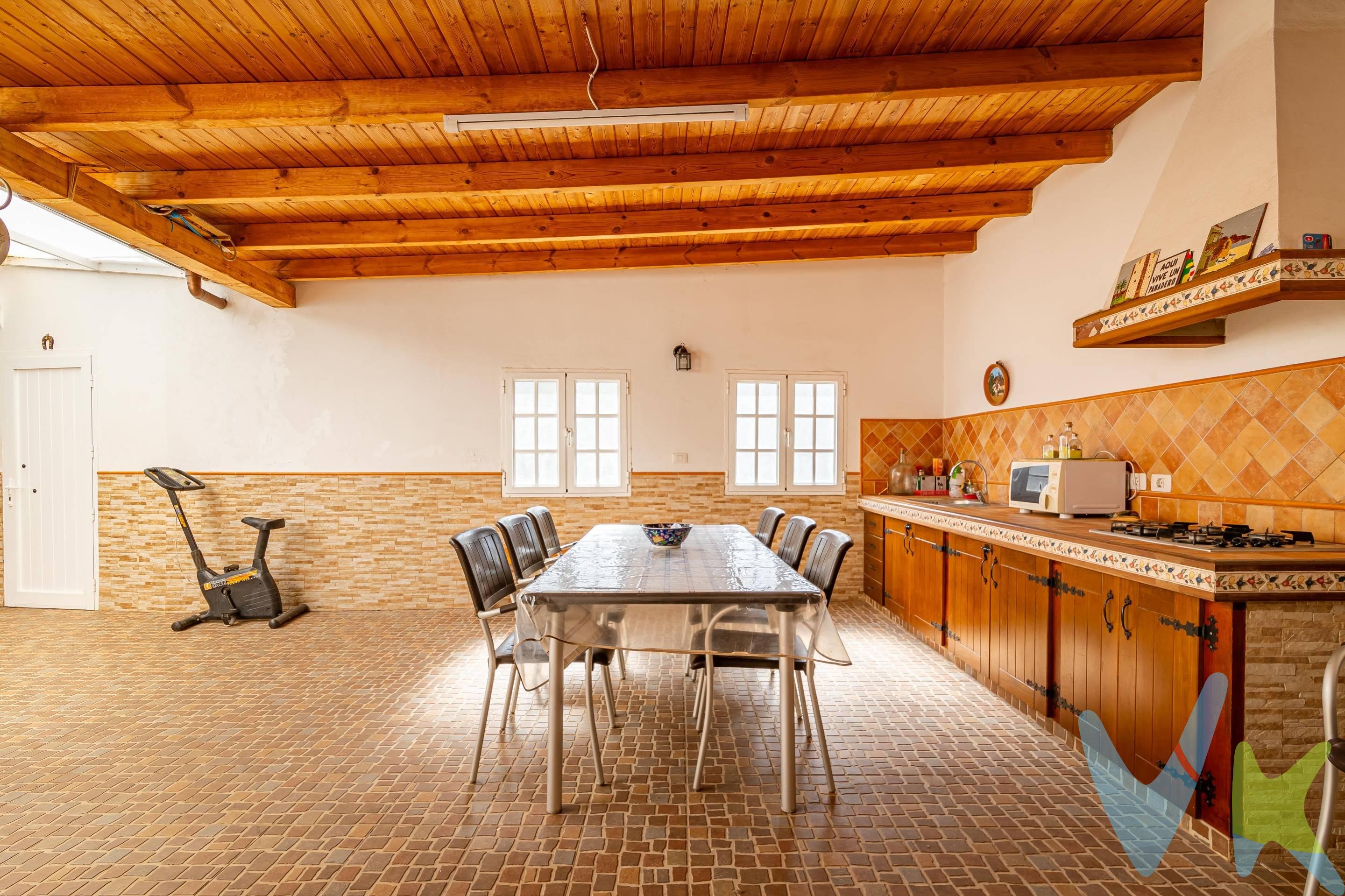 ​VENDEMOS, en Teror, una bonita casa, abierta, con una gran terraza, que combina una parte techada y una parte al aire libre. La terraza nos invita a entrar en la vivienda, o podemos dirigirnos a la bodega, la zona de barbacoa, la despensa o el baño en cueva, que se utiliza para las comidas familiares, reuniones o, simplemente cuando estás en la terraza. La vivienda, data desde el siglo pasado. Conserva los techos a dos aguas en la parte central de la misma, girando el resto, alrededor de la misma, además la vivienda cuenta con cuarto lavadero y azotea. . Conjuntamente a la casa, vendemos dos terrenos, ambos inscritos en el Registro de la Propiedad, uno de 320m2 y otro de casi 100m2 que tiene, en la actualidad, viñas y un cuarto de aperos. DETALLES EXTRA DE ÉSTA PROPIEDAD:. La vivienda no cuenta con garaje. Tiene wifi. Es una vivienda que se desarrolla, fundamentalmente en una planta, muy luminosa y con bonitas vistas, bien ventilada y que cuenta con varias cuevas añadidas, entre ellas un baño, una despensa, una bodega y un cuarto de juegos, la vivienda principal y de más uso es en casa de teja y azotea. ​Zona de ocio. Jardín. Espacio para plantar en terreno anexo con dos cuevas vírgenes (ahora con vegetación), que dan a la carretera principal. Terraza con barbacoa, comedor y horno​, zona de almacenaje y aseo. ​Todas las fincas están inscritas en el Registro de la Propiedad. Los terrenos que componen la venta están definidos en levantamiento topográfico. . NOTA: En el precio no entra impuestos ni gastos de notaría y registro.-
