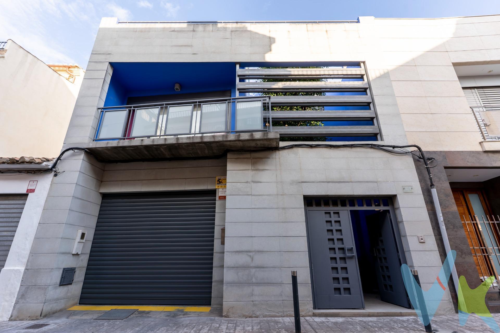 Casa exclusiva en venta en Alacuás, lista para entrar a vivir. 410 m² construidos pensados para disfrutar, sentir y vivir cada espacio. Al entrar, te recibe un garaje independiente de 74 m² para tres coches con acceso directo a la vivienda: cómodo para descargar la compra los días de lluvia, perfecto para varios coches, zona de hobby o pequeño taller. Desde aquí comienzas a notar la sensación de casa sólida, bien construida, donde cada puerta cierra con firmeza y el suelo se siente estable bajo los pies. En la planta baja te espera un despacho luminoso, ideal para teletrabajar en calma, estudiar o crear tu propio rincón profesional, y una sala multiusos que se abre a un patio con barbacoa. Es fácil imaginar las reuniones con amigos, el olor a brasa, las risas de fondo y el sonido suave de la conversación prolongándose hasta la noche. Subiendo a la planta principal, la casa se abre:. Cocina amplia con salida directa a la terraza, perfecta para desayunar al aire libre o cocinar mientras disfrutas de la luz exterior. Salón muy confortable, también con salida a la terraza, creando un espacio continuo donde la vista se escapa hacia fuera y el interior se vive con naturalidad. Dos habitaciones en esta planta, ideales como dormitorios, zona de invitados o cuarto de juegos . En la última planta encontramos la zona más íntima de la casa:. Dos dormitorios adicionales, uno de ellos con salida a terraza de 12 m2,  muy acogedores. Y la habitación principal, amplia, pensada para ser un verdadero refugio al final del día, con baño en suite y amplísimo vestidor, donde solo se escucha el silencio de la casa. Es una vivienda de alto nivel constructivo, pensada para quienes valoran la calidad: muros sólidos, buenos cerramientos, espacios cómodos y bien proporcionados. Una casa donde todo “suena” bien —las puertas, las persianas, el eco suave del pasillo—, donde el tacto de los materiales transmite robustez y donde cada estancia invita a imaginar momentos: desayunos en la terraza, tardes tranquilas en el salón, noches de verano en el patio con barbacoa. El precio no incluye impuestos (ITP cuota máxima 10% importe de venta) ni gastos de formalización en notaría y registro de la propiedad (según aranceles notariales y registrales) , eso sí, sin comisiones de agencia!!. Ideal para una familia que busca espacio, comodidad y una casa de lujo en Alacuás, lista para disfrutar desde el primer día. 