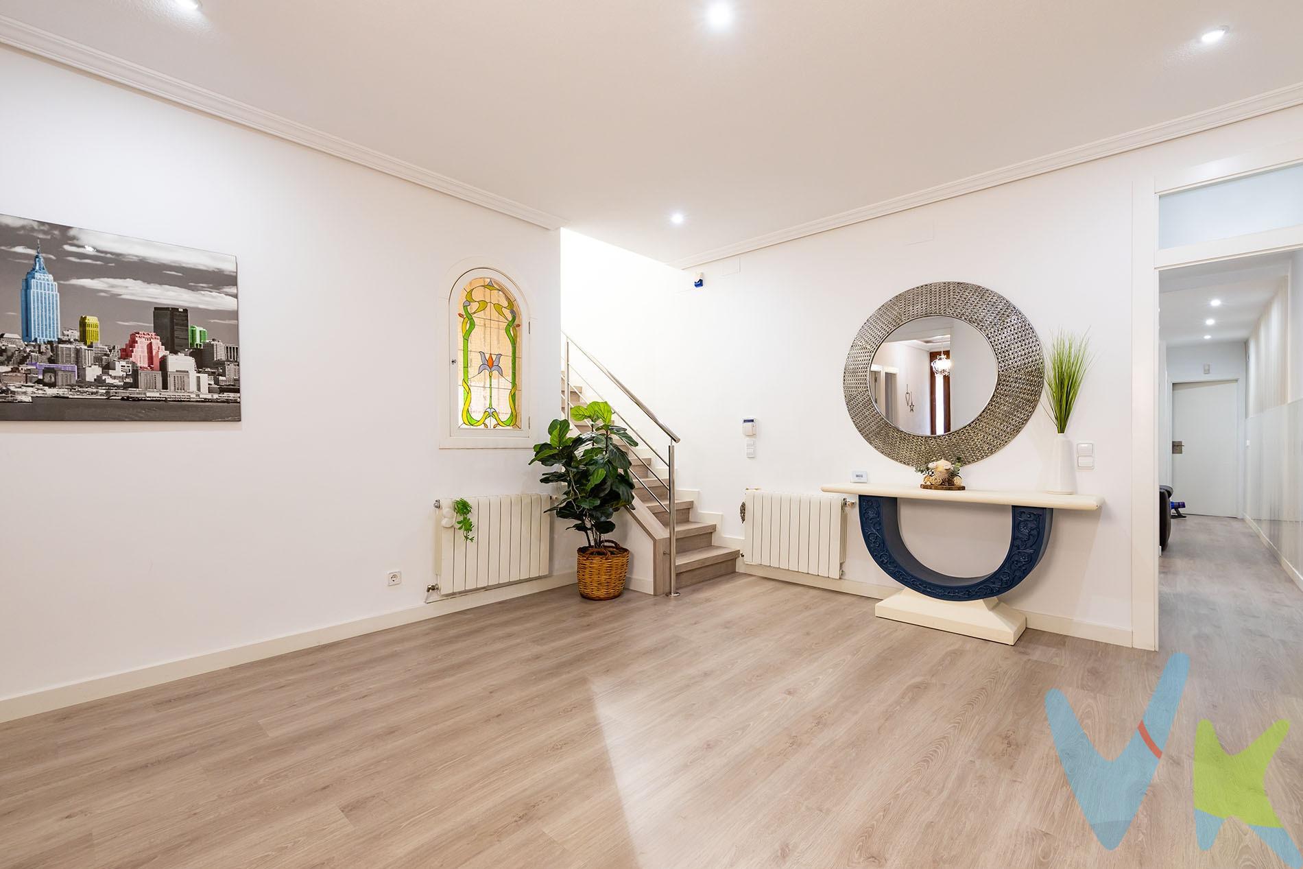 Crea el hogar que siempre has soñado en esta fantástica casa de dos plantas, reformada y lista para entrar a vivir. ¿Buscas tu vivienda, cerca de la Arrixaca de Murcia y buen paso a la autovía, con todos los servicios necesarios a un paso? Estas es la casa que buscas. Planta baja, tenemos, 3 habitaciones con armario empotrado, aire condicionado. 2 salones para tu bienestar, 2 baños completos, cocina equipada, salimos a otro salón para tus celebraciones con chimenea, lavandería y aseo, además un patio con luz natural. Planta primera, 2 habitaciones, una principal, y otra que podría ser tu despacho, 1 baño completo y una hermosa terraza, para tomar el sol, y tus veladas con tu gente, además contamos con un cuarto trastero, para tu almacenaje y orden. . Por mandato expreso del propietario, comercializamos este inmueble en exclusiva, lo que le garantiza el acceso a toda la información, a un servicio de calidad, un trato fácil, sencillo y sin interferencias de terceros. Si usted es agente inmobiliario y tiene un cliente para este inmueble, llámenos estaremos encantados de colaborar. Para terminar te queremos comentar algo: ¡Descubre una aventura inmobiliaria que combina calidad, pasión y profesionalidad! La confianza que los propietarios han depositado en nosotros es un testimonio de nuestro compromiso en brindarte un servicio excepcional. Aquí viene el detalle especial: al contactarnos directamente, evitarás molestarlos, nosotros seremos tus intermediarios y te proporcionaremos toda la asistencia necesaria. Estamos aquí para facilitarte la documentación e información que requieras, y te prometemos un trato cálido y sin complicaciones. Te informaremos detalladamente de todos los aspectos, incluyendo gastos de la compra y honorarios de agencia que no están incluidos en el precio, para garantizar tu comodidad y tranquilidad durante todo el proceso. Esa es nuestra esencia, proporcionarte. Calma: “Estado ideal de tranquilidad que tendrás al comprar tu casa con nosotros”. Queremos que sepas que tanto la descripción del inmueble como las imágenes que ves son valiosas referencias informativas, en ningún caso tienen carácter contractual. Asimismo, el precio ha sido designado por la propiedad por lo que podría sufrir variaciones y no sería vinculante hasta que se formalice en contrato de compraventa. * ¡Oye, agente inmobiliario! Si estás leyendo este texto y te gusta, te desafiamos a ser creativo y sorprendernos con una adaptación original. ¡Nada de copiar y pegar, queremos ver tu ingenio en acción! Así que prepárate para darle un toque único y cautivador a estas palabras. Estamos ansiosos por ver cómo le das vida a este mensaje con tu propia magia inmobiliaria. ¡Adelante, demuéstranos de qué eres capaz!. 