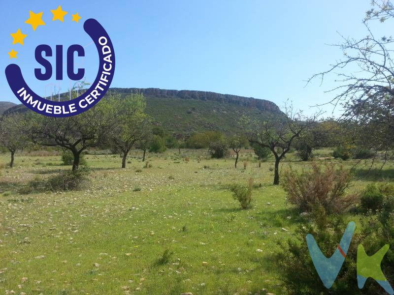 Se ofrece a la venta magnífica parcela rústica situada en la zona de Fuente de L’Enebro, en Chiva, un entorno natural muy valorado por su tranquilidad y proximidad al núcleo urbano. La parcela cuenta con una superficie aproximada de 21.000 m² y destaca por su posición elevada respecto a otras parcelas de la zona, lo que le proporciona amplitud de vistas, mayor privacidad y una excelente orientación. Ubicada en un entorno consolidado, rodeada de chalets y viviendas de campo, combina perfectamente la sensación de naturaleza y tranquilidad con la comodidad de tener el centro de Chiva a tan solo 7 minutos, donde se encuentran todos los servicios: comercios, restauración, centros educativos y transporte. INFORMACIÓN LEGAL AL CONSUMIDOR:. El precio indicado no incluye impuestos ni gastos derivados de la compraventa. Gastos a cargo del comprador:. • Impuesto de Transmisiones Patrimoniales (ITP): En segundas transmisiones, el tipo general vigente en la Comunitat Valenciana es del 10% sobre la base imponible, que será el mayor valor entre el precio de compraventa, el valor declarado o el valor de referencia catastral, pudiendo aplicarse tipos reducidos según las circunstancias del comprador. • Honorarios de intermediación inmobiliaria:  precio final de 1500€+ IVA (21%), a cargo del comprador. No incluidos en el precio de venta. • Notaría y Registro de la Propiedad: Los aranceles son oficiales y variables en función del precio y características de la operación. A título orientativo, entre 600 € y 1.000 €. Los gastos se distribuirán conforme a la normativa vigente, salvo pacto en contrario. Las condiciones pueden variar en función de las circunstancias personales y del régimen fiscal aplicable. Otros gastos:. • Gastos de financiación: Tasación, comisiones y condiciones bancarias según la entidad elegida por el comprador. • Gestoría: Servicio opcional, con costes variables en función del proveedor. • Podrán existir otros gastos inherentes a la formalización de la compraventa que correspondan al comprador según normativa vigente. El vendedor asumirá los gastos que legalmente le correspondan, salvo pacto en contrario. El inmueble no se encuentra sujeto, a fecha de publicación, a limitaciones de precio derivadas de normativa de zonas de mercado residencial tensionado. Se facilitará al cliente información detallada y personalizada de todos los costes asociados a la operación, así como la documentación relativa al inmueble, disponible en la sede física de la agencia - Av. Blasco Ibáñez 5 Bajo, 46970, Alaquàs (Valencia) y/o en el medio electrónico habilitado – www.inmueblesvalencianos.net. La agencia actúa exclusivamente como intermediaria en la operación. Cualquier compraventa queda sujeta a la aceptación expresa del vendedor y a la formalización del correspondiente contrato. El presente anuncio tiene carácter meramente informativo y no contractual, pudiendo estar sujeto a errores, cambios o actualizaciones.  . La venta de esta vivienda se gestiona mediante contrato de EXCLUSIVA COMPARTIDA por lo que se trabaja con cerca de 400 Inmobiliarias. 