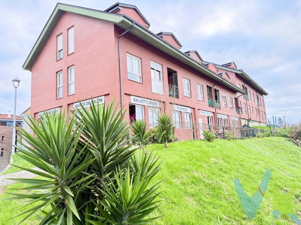 Magnífico dúplex de 89 m², ubicado en la tranquila y demandada zona de Boo de Piélagos, a tan solo 10 minutos de Santander, a 5 minutos de la playa de Liencres y con muy buenas comunicaciones tanto por tren como por la autovía.La vivienda cuenta con orientación sur y norte, lo que garantiza una excelente luminosidad y ventilación natural durante todo el día. Se distribuye en un amplio y luminoso salón, cocina moderna, 3 dormitorios y 2 baños completos, ofreciendo un espacio cómodo y funcional para toda la familia.Dispone además de tendedero. Incluye plaza de garaje.Situado en un entorno tranquilo pero perfectamente conectado con los principales servicios y vías de acceso.Una excelente oportunidad para quienes buscan calidad de vida, cercanía a Santander, proximidad al mar y una vivienda lista para entrar a vivir.
