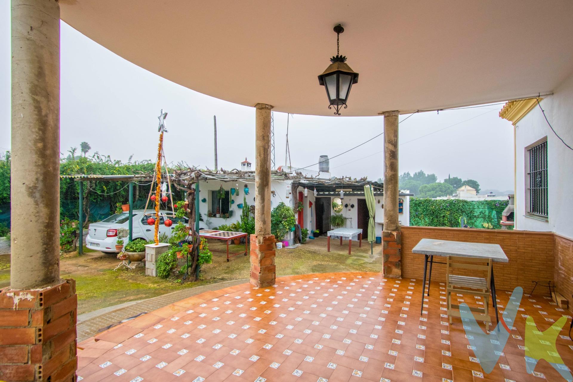 Casa de dos plantas a la venta en El Visor del Alcor, a tan solo media hora de la capital. Cuenta con 120 m2 construidos y 3.200 m2 de parcela. En la planta baja nos encontramos con tres dormitorios con armarios empotrados, cocina independiente amueblada, salón-comedor de paso, y cuarto de baño completo. En la planta superior tenemos otro dormitorio, otro baño completo, y una terraza de 70 m2. La parcela se compone de una nave grande de 105 m2 y otra pequeña de 36 m2, con árboles frutales, piscina privada con depuradora, zona de barbacoa y recinto cerrado a modo de salón con chimenea. . Las puertas son de sapeli y el suelo de gres. Comunidad: 41€/mes. Si desea visitar esta maravillosa vivienda rústica, póngase en contacto con nosotros. Le atenderemos encantados. SE VENDE SIN AMUEBLAR. Informamos a nuestros clientes que el precio de venta no incluye lo siguiente: Honorarios de la agencia inmobiliaria, Impuestos (I.T.P., I.V.A. o A.J.D., en su caso) ni otros gastos de la compraventa (gastos de Registro de la Propiedad, Notaría, Gestoría ni de posible Financiación). Documento F.I.S. a disposición del consumidor según Decreto 218/2005 Junta de Andalucía.