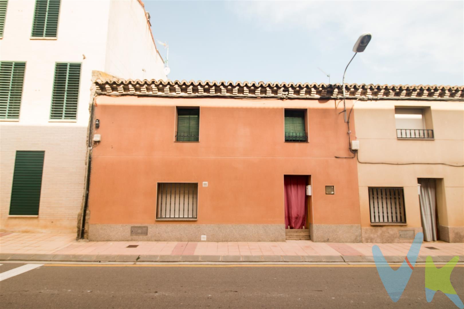 Casa con patio y almacén. La vivienda consta de 5 dormitorios, sala de estar, cocina, baño, dos habitaciones y patio. Contiguo a esta parcela con vivienda tiene un terreno urbano edificable 678m2. con un precio de 60.000€, el cual se vende de forma conjunta. El estado del inmueble es para actualizar y reformar, está ubicado en la vía principal del municipio, Pinseque, a 25 minutos del centro de Zaragoza.  Población con todos los servicios, supermercados, centro medico, guardería, colegio, Biblioteca municipal, piscinas, pabellones para disfrutar del deporte, gimnasio, estupendos parques no solo para que lo pasen bien los más pequeños, si no para disfrutar de estupendos paseos o simplemente sentarse con un buen libro y disfrutar de su tranquilidad. En definitiva la casa ideal y familiar, en el sitio perfecto, con todas las comodidades y servicios. Ven a verla esta es la tuya.