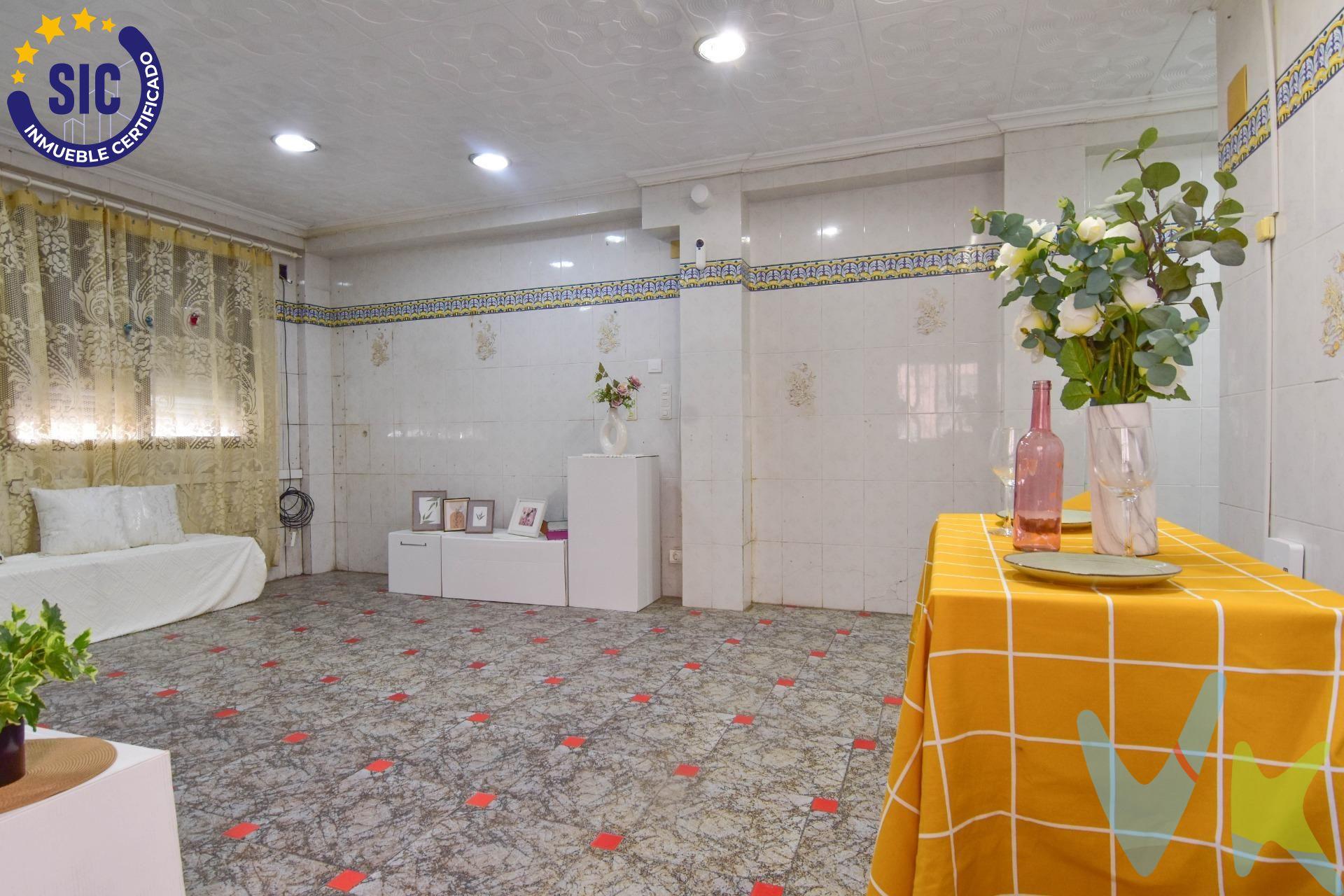 ¿Buscas un inmueble versátil, bien ubicado y con muchas posibilidades? ¡Esta planta baja en Manises puede ser lo que estás buscando!. Una propiedad con una característica que la hace especialmente interesante: todas sus dependencias dan a la calle, proporcionando mucha visibilidad y diferentes opciones de distribución y aprovechamiento. 🔑 ¿Vivienda o negocio? Tú decides. El inmueble puede utilizarse como vivienda habitual, local comercial o combinar diferentes posibilidades según tus necesidades. Además, si se destina a vivienda, existe la posibilidad de meter el coche en la propia planta baja, aportando una gran comodidad y funcionalidad. 📍 Su ubicación es otro de sus grandes atractivos: junto a la parada de Metro de Manises y rodeada de todo tipo de servicios para hacerte la vida más cómoda: colegios, supermercados, comercios, hospital y todo lo necesario en el día a día. Una oportunidad ideal tanto para vivir como para emprender un negocio o invertir, en una zona perfectamente comunicada y con todos los servicios al alcance. ✨ Una planta baja con muchas posibilidades y una ubicación privilegiada. ¡Ven a visitarla y descubre todo lo que puede ofrecerte!. Nota: Agencia Registrada con el Nº 1395 en el Registro Obligatorio de Agentes Inmobiliarios de la Comunitat Valenciana, consultable en la web de la Generalitat Valenciana. La oferta está sujeta a cambios de precio o retirada del mercado sin previo aviso. La información contenida en el presente anuncio se facilita a título meramente informativo y no contractual, los datos, descripciones, superficies, imágenes y cualquier otro contenido del mismo pueden estar sujetos a errores u omisiones al ser facilitados por terceros. El precio de venta publicado no incluye los honorarios de intermediación inmobiliaria, ni los impuestos legalmente aplicables (IVA o ITP), ni los gastos derivados de la compraventa, tales como notaría, registro y gestoría, ni aquellos derivados de la financiación, en caso de existir. Por mandato expreso del propietario, este inmueble se comercializa en régimen de exclusiva, garantizando al interesado un acceso completo a la información y una gestión profesional, transparente y sin interferencias de terceros. Se ruega no molestar al propietario, a los ocupantes del inmueble ni a los vecinos. Agentes inmobiliarios con cliente interesado pueden contactar con la agencia para colaborar. Nuestro departamento financiero puede conseguir tu financiación. ¡Consúltanos!