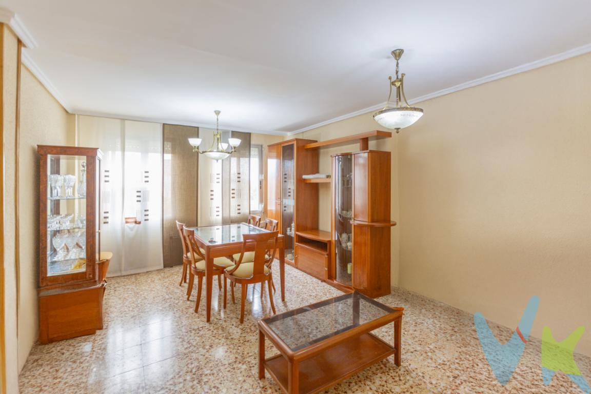  Bienvenido a su nuevo hogar en Valencia. Presentamos un encantador piso en venta, ubicado al voltante del Hospital General cerca de Centro Comercial Gran Turia. Este inmueble, situado en la sexta planta de un edificio construido en 1956, ofrece la combinación perfecta de encanto histórico y comodidades modernas. Con una superficie construida de 84 metros cuadrados y 78 metros cuadrados útiles, este piso se convertirá en el refugio ideal para quienes buscan una residencia acogedora.Este atractivo piso cuenta con dos amplias habitaciones (antes tres), proporcionando el espacio perfecto para acomodar sus necesidades personales, ya sea para una familia pequeña, una pareja o incluso para aquellos que buscan una oficina en casa. Cada habitación está diseñada para maximizar el confort y la funcionalidad, permitiendo la entrada de abundante luz natural durante todo el día. Las ventanas ofrecen vistas panorámicas, llenando cada rincón con una atmósfera cálida y acogedora.El salón es un espacio abierto y luminoso, perfecto para descansar después de un largo día de trabajo o para recibir a amigos y familiares. El diseño del salón invita a la relajación y ofrece múltiples posibilidades para personalizar el mobiliario y la decoración según sus gustos. Comparte momentos inolvidables con los tuyos en un entorno que combina elegancia y confort con facilidad.La cocina, equipada con instalaciones modernas, es un espacio práctico y bien organizado. Aquí podrá preparar sus platos favoritos mientras disfruta de las vistas de la ciudad. La disposición de los electrodomésticos ha sido cuidadosamente pensada para ofrecer la máxima eficiencia y comodidad, convirtiendo la preparación de alimentos en un verdadero placer.El edificio dispone de ascensor, garantizando el acceso fácil y cómodo a la vivienda, sin importar el momento del día. Esta comodidad adicional es especialmente ventajosa para familias con niños, personas mayores o simplemente para aquellos que aprecian la conveniencia diaria.Ofrece proximidad a una amplia gama de servicios. Podrá disfrutar de la vibrante vida cultural de la ciudad con teatros, museos y galerías de arte a solo unos pasos de distancia. Además, las conexiones de transporte público son excelentes, asegurando que esté bien comunicado con el resto de la ciudad y más allá.Esperamos que este anuncio despierte su interés y le inspire a dar el siguiente paso hacia la compra de su nuevo hogar. Para programar una visita o solicitar más información, no dude en ponerse en contacto con nosotros. Estamos aquí para ayudarle con cualquier consulta que pueda tener y para guiarle en este emocionante proceso de compra. Venga a ver este magnífico piso y enamórese de su potencial para ser su próxima residencia en Valencia.__________________  Nuestro servicio con cada uno de nuestros clientes es en exclusividad, por lo que nosotros le garantizamos un servicio de calidad y sencillo sin interferencias de terceros, nuestra inmobiliaria trabaja con exclusividad compartida, por lo que estaremos encantados de colaborar con cualquier agencia o particular que esté interesado en el inmueble. Por ese motivo, se ruega no molestar al propietario o inquilinos de la propiedad. Si usted es un posible cliente o agente inmobiliario, interesado en esta propiedad, no dude en llamarnos a nosotros, estaremos encantados de colaborar. El precio indicado no incluye los honorarios de intermediación inmobiliaria, que deberán ser abonados por el comprador de forma independiente.