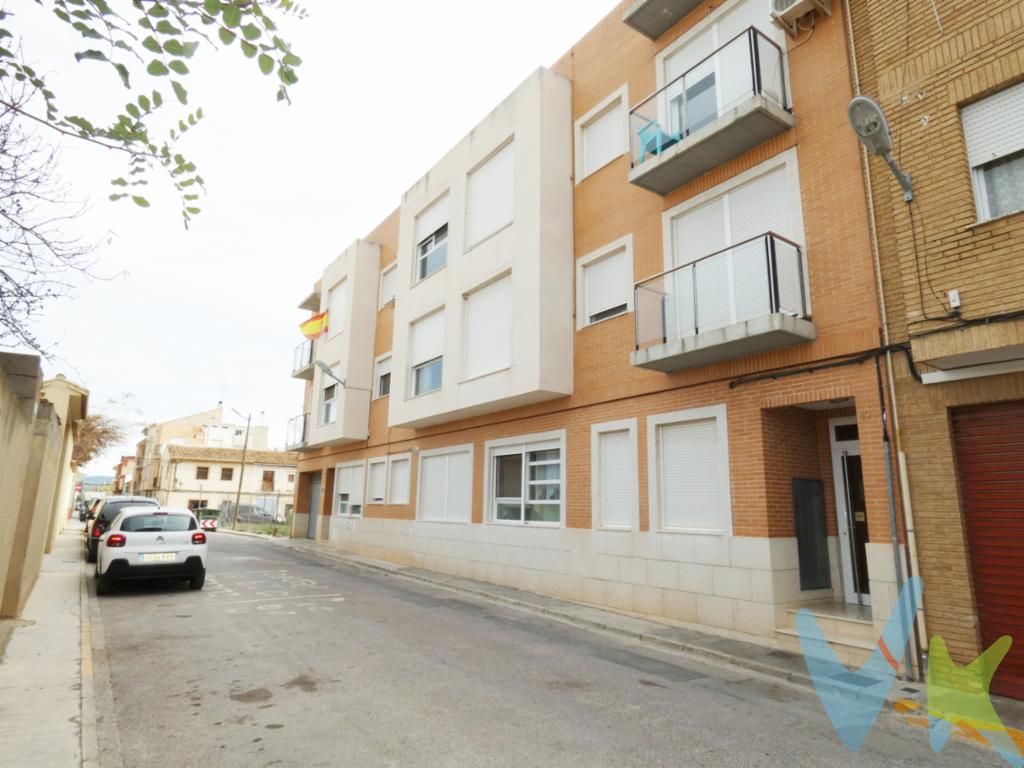 Disponible en venta una segunda planta con ascensor en la calle levante, número 49. Se trata de un edificio seminuevo del año 2008 con ascensor, situado junto a la avenida valencia, a la entrada del pueblo. Cercano al polideportivo, Caixabank, Charter y Colegio.La vivienda cuenta actualmente con 3 dormitorios (2 de ellos dobles) y 2 baños. Es una oportunidad ideal para las personas que quieran hacer de ella su hogar. Se distribuye en hall de entrada, pasillo de distribución con las habitaciones a la izquierda y al fondo con orientación a la calle se encuentra el salón-comedor junto a la cocina independiente. El edificio, con pocos vecinos, dispone de una Piscina y barbacoa comunitarias en la terraza del mismo, donde podrás disfrutar de un refrescante baño, del sol y la calma de la zona.La vivienda cuenta con suelo de terrazo, ventanas de aluminio blanco con vidrio doble, puertas de haya, armarios empotrados, Splits en cuarto de matrimonio y salón-comedor. EL A.C.S. (agua caliente sanitaria) cuenta con ayuda de Fotovoltaica ubicada en la terraza y acumulador en el garaje.Incluye en el precio una plaza de garaje y trastero. -------------------------Agencia Registrada con el Nº 2960 en el Registro Obligatorio de Agentes Inmobiliarios de la Comunitat Valenciana, según el DECRETO 98/2022, de 29 de julio, del Consell, por el que se regula el Registro de Agentes de Intermediación Inmobiliaria de la Comunitat Valenciana.    La documentación del inmueble ha sido revisada y estimamos que reúne todos los requisitos necesarios para ser comercializado.    El precio ofertado no incluye impuestos, gastos de compraventa ni honorarios de la agencia inmobiliaria.    Las medidas aquí expuestas han sido obtenidas del Catastro.    El anuncio no es vinculante, puede contener errores.    ¿Tienes alguna duda? Consúltanos.    ***    Los vendedores han confiado en este equipo para gestionar la venta del inmueble de forma exclusiva. Como no puede ser de otra forma, garantizamos un servicio de calidad, actuando en todo momento de forma transparente, ética y profesional. Así pues, se ruega la no interferencia de terceros, y sobre todo, no molestar a los propietarios, a los ocupantes del inmueble o a los vecinos. Muchas gracias por tu comprensión. 