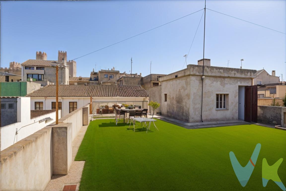 ¡Bienvenido a tu futuro hogar en el corazón de Bétera! Esta espaciosa y luminosa casa independiente te espera con los brazos abiertos para convertirse en el refugio perfecto para ti y tu familia.Con cinco habitaciones, un generoso salón y cocina, balcones que ofrecen vistas panorámicas, una planta baja amplia, con espacio para aparcar dos coches, y una inmensa terraza con paellero, esta casa es el lienzo en blanco perfecto para plasmar tus sueños. Imagina las posibilidades de reforma para adaptarla a tus gustos y necesidades, convirtiéndola en el hogar que siempre has deseado.Ubicada en el centro de Bétera, tendrás todo lo que necesitas a tu alcance. Desde comercios locales hasta supermercados y centros de salud, todo está a pocos pasos de distancia. Además, podrás disfrutar de zonas verdes y del encanto de vivir en un entorno tranquilo y familiar.A solo media hora de de Valencia, estarás bien conectado por carretera, metro y autobús, lo que te brinda la oportunidad de disfrutar tanto de la tranquilidad de Bétera como de la energía de la ciudad.No dejes pasar esta oportunidad única de hacer realidad tus sueños. ¡Llama ahora para concertar una visita y descubrir tu próximo hogar en Bétera!Agencia Registrada con el Nº 89 en el Registro Obligatorio de Agentes Inmobiliarios de la Comunitat Valenciana. Puede consultar en la web de la GVA:https://habitatge.gva.es/es/registres-en-materia-habitatge La oferta está sujeta a cambios de precio o retirada del mercado sin previo aviso. Este anuncio en su conjunto, incluyendo textos, fotos, imágenes o cualquier otro contenido del mismo, no es vinculante dado que la información es ofrecida por terceros y puede contener errores. Se muestra a título informativo y no contractual. El precio no incluye lo siguiente: Honorarios de la agencia inmobiliaria, impuestos (IVA, ITP) y otros gastos de la Compraventa (notaria, gestoría y registro). Por mandato expreso del propietario, comercializamos este inmueble en exclusiva, lo que le garantiza el acceso a toda la información, a un servicio de calidad, un trato fácil, sencillo y sin interferencias de terceros. Por este motivo, se ruega no molestar al propietario, a los ocupantes de la propiedad o a los vecinos. Muchas gracias por su comprensión. Si usted es agente inmobiliario y tiene un cliente para este inmueble, llámenos: estaremos encantados de colaborar.