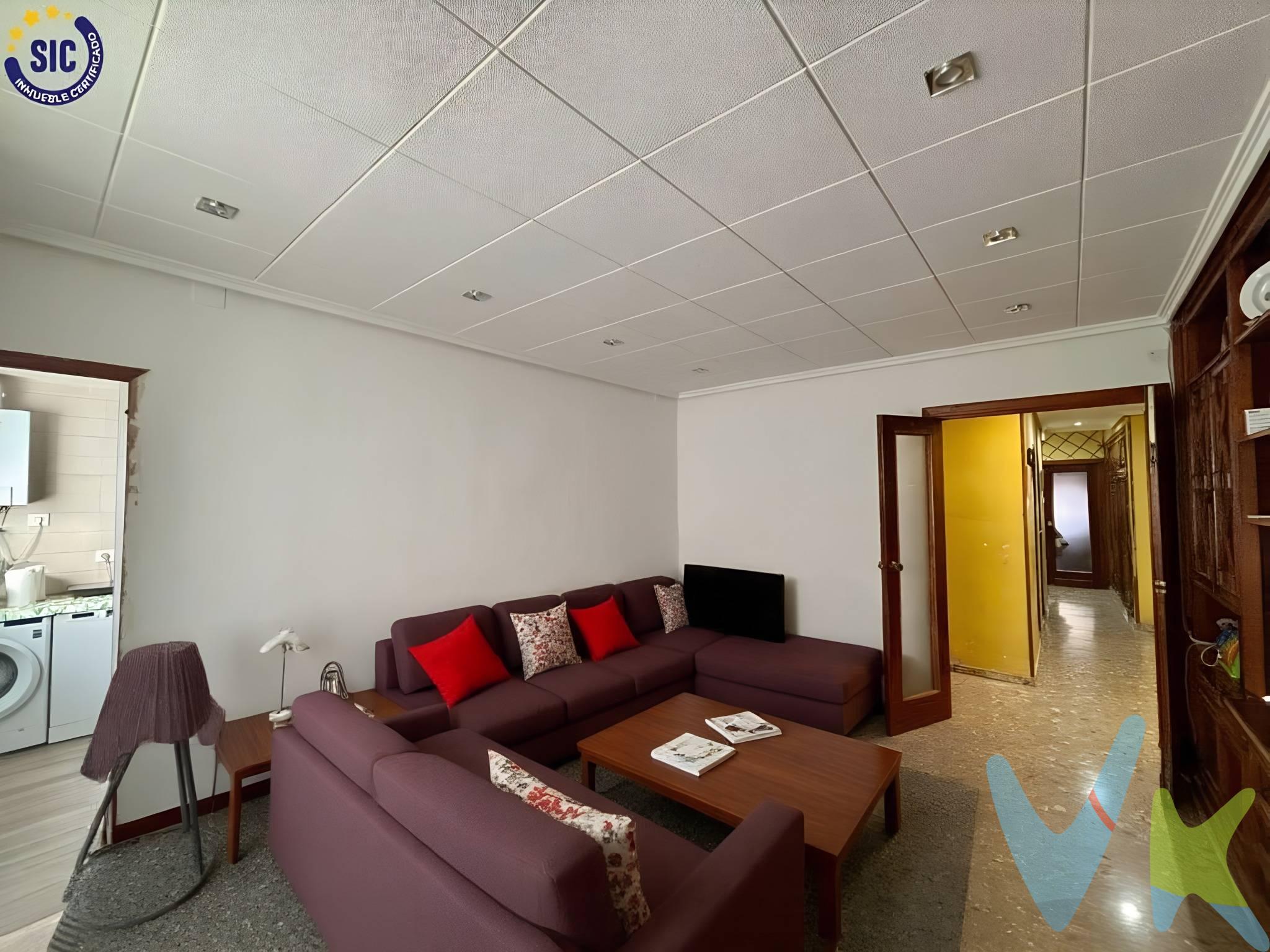 Racasa Marva te presenta en EXCLUSIVA este magnifico y  amplio piso con gran potencial en excelente ubicación. Este  espacioso inmueble de 102 m² es una oportunidad única tanto para familias que buscan un hogar cómodo como para inversores que desean una propiedad con alta rentabilidad. Su distribución ofrece cuatro habitaciones iluminadas, un amplio salón-comedor y un baño completo totalmente reformado con plato de ducha de 1,20 m y ventana oscilobatiente de cristal Climalit. La vivienda ha sido parcialmente renovada, con instalación eléctrica y fontanería nuevas ,que es un gran ahorro  a la hora de las mejoras. La cocina también ha sido modernizada con suelo y paredes renovadas, además de una ventana Climalit que mejora la luminosidad y la eficiencia térmica. Solo queda amueblarla a tu gusto para completarla. Con doble orientación norte-sur, este piso garantiza una excelente ventilación y luz natural en todas sus estancias. La habitación principal dispone de un balcón privado, un plus que añade comodidad y espacio exterior. Ubicado en la tercera planta de un edificio con ascensor instalado recientemente (7 años de antigüedad), se encuentra en una zona repleta de servicios esenciales: supermercados, colegios, ambulatorios, gasolineras y una variada oferta comercial. Su excelente conexión con transporte público (autobuses, tranvía y taxis) permite llegar al centro de la ciudad en apenas 10 -15 minutos. Una opción ideal tanto para entrar a vivir como para invertir. Gracias a su tamaño y ubicación, esta vivienda ofrece múltiples posibilidades de reforma para aumentar su valor y rentabilidad en el mercado de alquiler. Si buscas un inmueble con grandes posibilidades y una ubicación estratégica, ¡no dejes pasar esta oportunidad! Contáctanos para visitarlo. La oferta está sujeta a cambios de precio o retirada del mercado sin previo aviso. Este anuncio en su conjunto, incluyendo textos, fotos, imágenes o cualquier otro contenido del mismo, no es vinculante dado que la información es ofrecida por terceros y puede contener errores. Se muestra a título informativo y no contractual. Número de Registro de Agentes de Intermediación Inmobiliaria de la Comunidad Valenciana: RAICV-3991. El precio no incluye lo siguiente: honorarios de la agencia inmobiliaria, impuestos (IVA, ITP) y otros gastos de la Compraventa (notaria, gestoría y registro). Por mandato expreso del propietario, comercializamos este inmueble en exclusiva, lo que le garantiza el acceso a toda la información, a un servicio de calidad, un trato fácil, sencillo y sin interferencias de terceros. Por este motivo, se ruega no molestar al propietario, a los ocupantes de la propiedad o a los vecinos. Muchas gracias por tu comprensión. Si eres agente inmobiliario y tienes un cliente para este inmueble, llámanos: estaremos encantados de colaborar,. . 