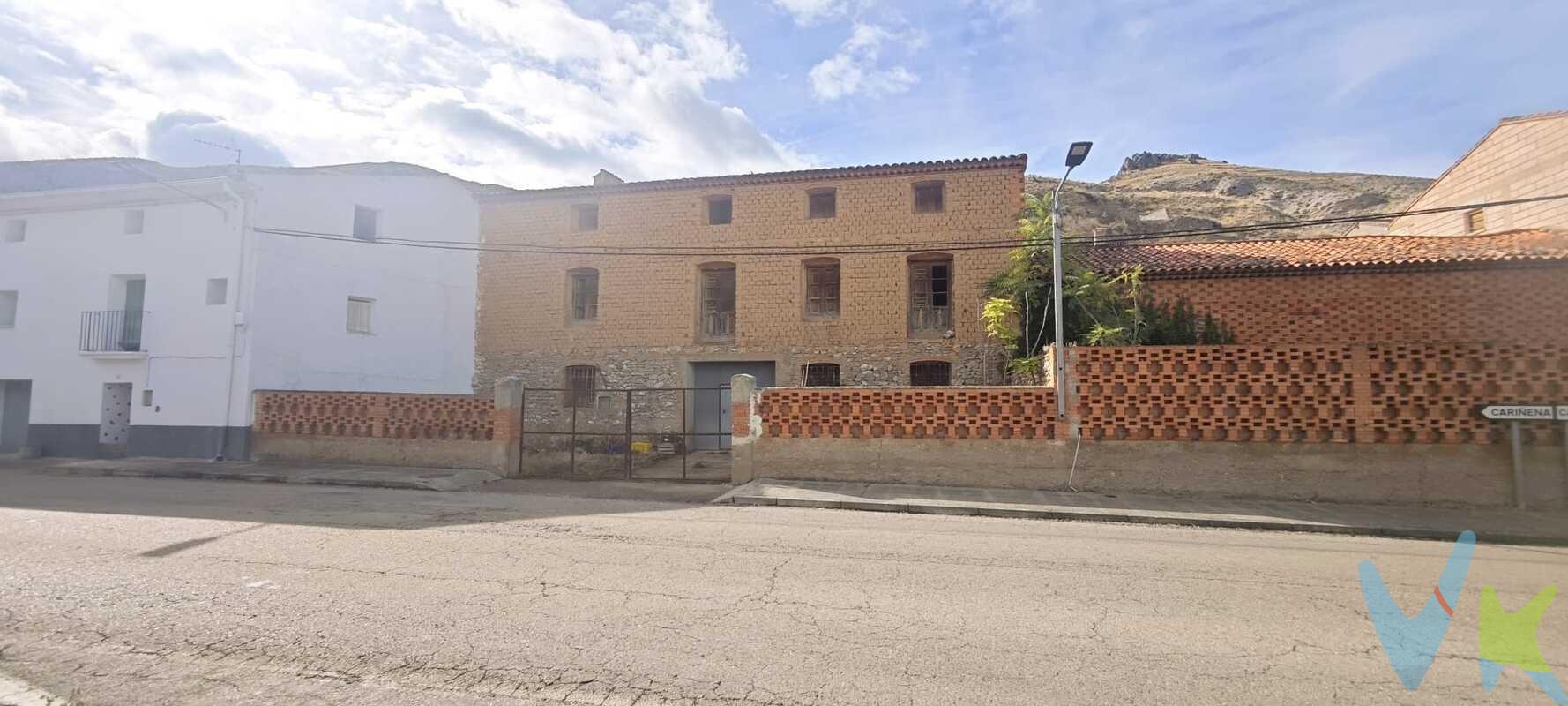 **BARRIO TORRES – CALATAYUD**. Se vende casa de 369 metros construidos, con corral, granero y terreno, frente a la carretera, ideal para uso agrícola, almacenamiento o proyecto de rehabilitación. Edificio de baja más dos plantas totalmente diáfanas, con una superficie aproximada de 150 m², que ofrece múltiples posibilidades de distribución. Dispone además de un corral trasero de unos 100 m² y un jardín delantero de 60 m². Ubicado a tan solo 10 minutos del centro de Calatayud, con excelente conexión a las principales vías que enlazan Madrid y Barcelona. El acceso es cómodo y directo desde carretera, apto para vehículos de gran tamaño. Una oportunidad versátil en un entorno tranquilo, bien comunicado y con gran potencial. 