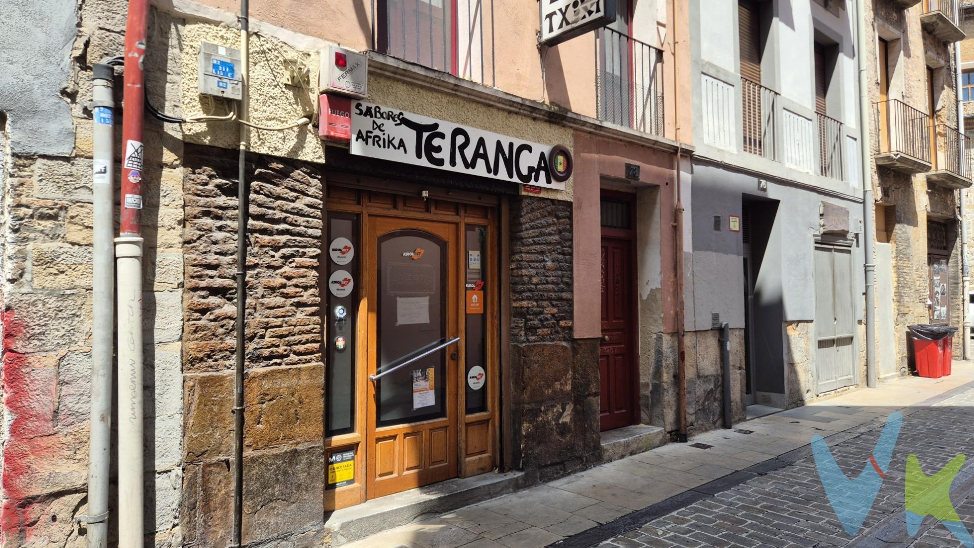En pleno Casco Antiguo de Pamplona, en la transitada calle Descalzos con Jarauta, se ubica este bar totalmente preparado con todo lo necesario para empezar una aventura en hostelería. Actualmente está en funcionamiento y estará totalmente disponible a partir del 10 de agosto. El enfoque actual que le han dado funcionamiento es de comida típica de Senegal y está teniendo bastante éxito con sus platos traidicionales. Si tienes pensado montar tu negocio y darle tu toque personal, ésta puede ser tu oportunidad en la que poner tu granito de arena en la más que rica gastronomía Navarra, donde la diversidad de gustos e ideas convergen y le dan riqueza a nuestro patrimonio cultural entre otras cosas. Situada muy cerca de la plaza de las Recoletas y a escasos minutos del parque de la Taconera, este bar te da una oportunidad de emprendimiento diferente. ¿Te interesa? ¡LLámanos! Las superficies expresadas en esta página tienen carácter descriptivo y son aproximadas. Datos meramente informativos, sin valor contractual. El PVP indicado no incluye impuestos de compra ni gastos de transmisión. 