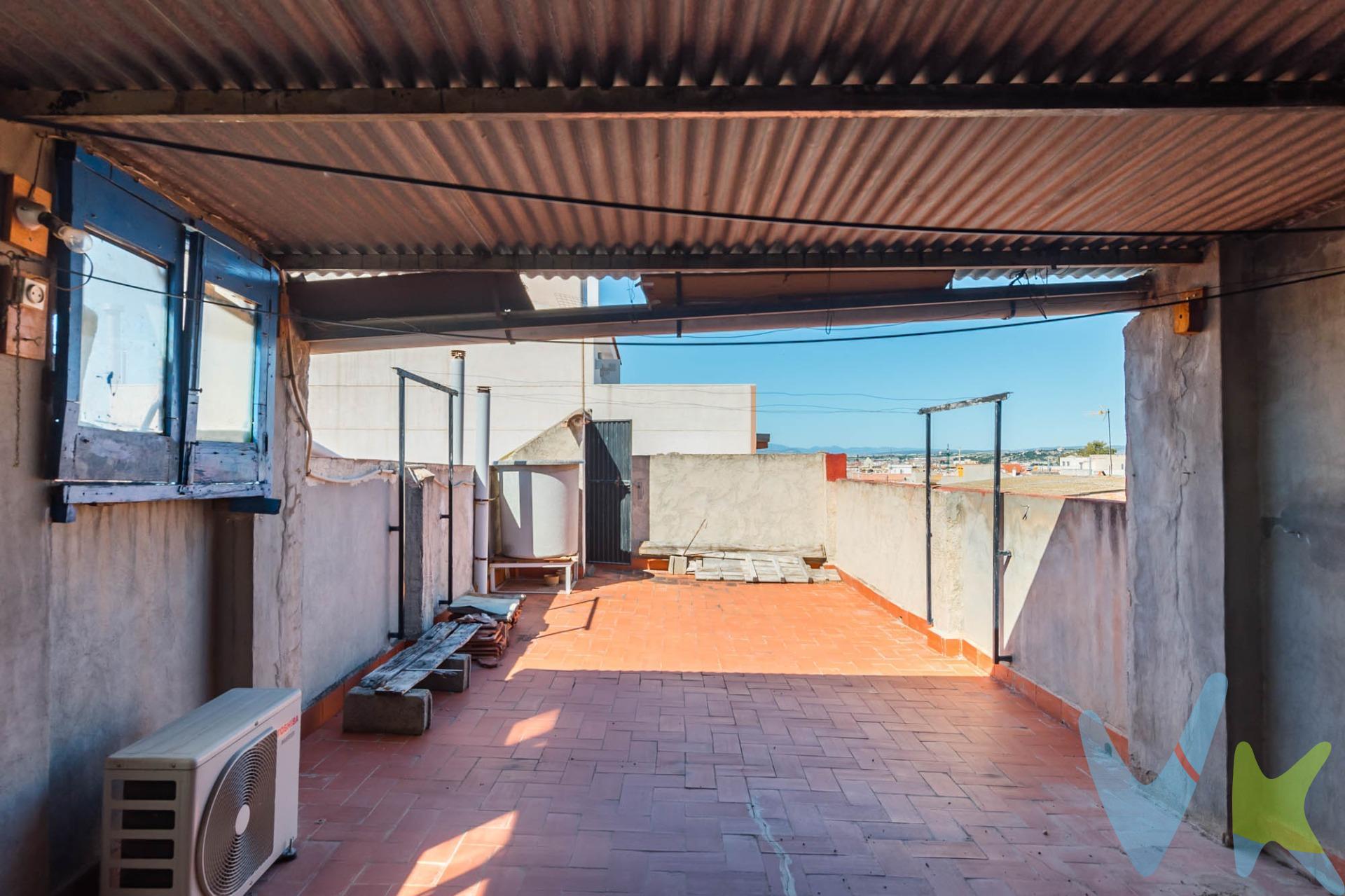 ¡Descubre tu nuevo hogar en el corazón de Molina de Segura!. Te presentamos esta magnífica casa en planta primera con garaje privado, ubicada en la céntrica Calle Caridad, una zona tranquila y con todos los servicios a un paso. La vivienda cuenta con 3 amplios dormitorios, 2 baños completos, un luminoso salón, y una cocina moderna y funcional, ideal para disfrutar en familia o con amigos. Todo ello distribuido de forma cómoda y práctica, con acabados de calidad que aportan confort y calidez a cada rincón del hogar. Pero eso no es todo: encima de la vivienda encontrarás una impresionante terraza privada que ocupa toda la superficie de la casa. Un espacio único, perfecto para disfrutar del sol, organizar reuniones, instalar una zona chill out o incluso montar tu jardín urbano. Además, incluye un garaje en planta baja, para que tu coche esté siempre seguro y accesible. Una oportunidad única para vivir con independencia, espacio y comodidad en una de las mejores ubicaciones de Molina de Segura. ¡Ven a verla y enamórate de tu futuro hogar! 🏡. Por mandato expreso del propietario, comercializamos este inmueble en exclusiva, lo que le garantiza el acceso a toda la información, a un servicio de calidad, un trato fácil, sencillo y sin interferencias de terceros. Si usted es agente inmobiliario y tiene un cliente para este inmueble, llámenos estaremos encantados de colaborar. Para terminar te queremos comentar algo: ¡Descubre una aventura inmobiliaria que combina calidad, pasión y profesionalidad! La confianza que los propietarios han depositado en nosotros es un testimonio de nuestro compromiso en brindarte un servicio excepcional. Aquí viene el detalle especial: al contactarnos directamente, evitarás molestarlos, nosotros seremos tus intermediarios y te proporcionaremos toda la asistencia necesaria. Estamos aquí para facilitarte la documentación e información que requieras, y te prometemos un trato cálido y sin complicaciones. Te informaremos detalladamente de todos los aspectos, incluyendo gastos de la compra y honorarios de agencia que no están incluidos en el precio, para garantizar tu comodidad y tranquilidad durante todo el proceso. Esa es nuestra esencia, proporcionarte. Calma: “Estado ideal de tranquilidad que tendrás al comprar tu casa con nosotros”. Queremos que sepas que tanto la descripción del inmueble como las imágenes que ves son valiosas referencias informativas, en ningún caso tienen carácter contractual. Asimismo, el precio ha sido designado por la propiedad por lo que podría sufrir variaciones y no sería vinculante hasta que se formalice en contrato de compraventa. * ¡Oye, agente inmobiliario! Si estás leyendo este texto y te gusta, te desafiamos a ser creativo y sorprendernos con una adaptación original. ¡Nada de copiar y pegar, queremos ver tu ingenio en acción! Así que prepárate para darle un toque único y cautivador a estas palabras. Estamos ansiosos por ver cómo le das vida a este mensaje con tu propia magia inmobiliaria. ¡Adelante, demuéstranos de qué eres capaz!. 