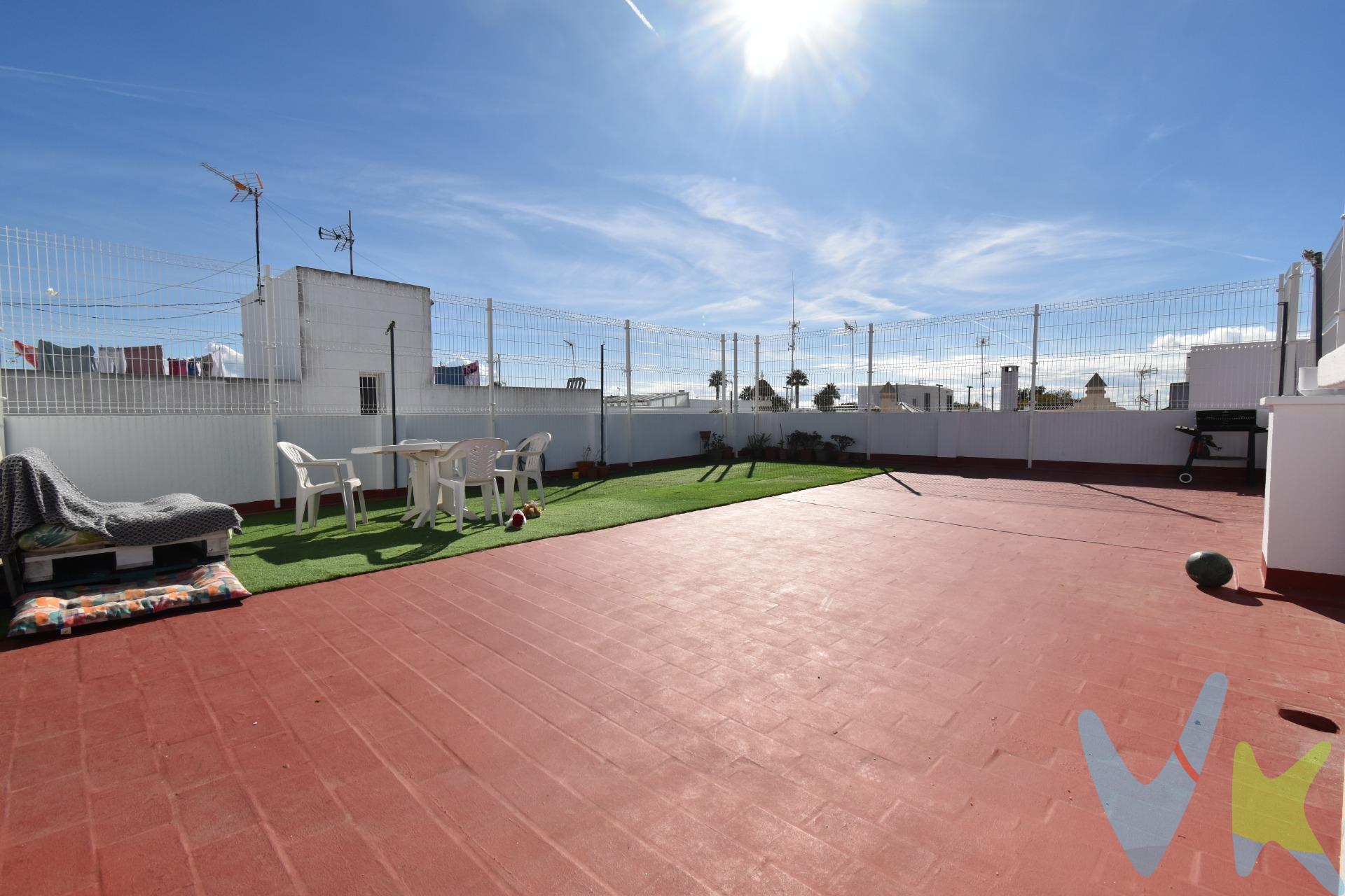Amplia y luminosa vivienda en planta 1ª más trastero y 100 m2 de espacio al aire libre en planta 2ª (solarium). Planta primera: 117 m2 de vivienda . Planta segunda: 17 m2 de trastero + solarium ó azotea de 100 m2. Tres dormitorios y dos baños completos (uno de ellos en suite). En planta primera amplio hall de entrada distribuidor, cocina independiente completamente equipada, baño completo con bañera, tres dormitorios (uno de ellos con enorme armario empotrado), salón comedor, y un segundo baño completo en suite. Todas las estancias de generosas dimensiones y muy luminosas. Aún en planta primera pero en un ala diferente, encontramos la zona de lavadora, termo eléctrico y despensa, junto al acceso a la planta segunda. En planta segunda trastero de 17 m2, que perfectamente podría ser usado como cuarto dormitorio si hay necesidad, y lo que a nuestro parecer es el mayor atractivo de la propiedad .. 100 m2 de solarium o azotea con infinidad de posibilidades y espectaculares vistas. Aire acondicionado frío / calor en salón, cocina amueblada y completamente equipada, cuadro eléctrico renovado, termo e instalación de agua caliente renovada ... A 10 minutos en coche de la playa y junto a todo tipo de servicios ..  . Visítenla sin compromiso... será un placer atenderles.  . En cumplimiento del Decreto de la Junta de Andalucía 218/2005 del 11 de Octubre, se informa al cliente que los gastos notariales, registrales, impuestos, honorarios de la agencia y otros gastos inherentes a la compraventa no están incluidos en el precio.  .  
