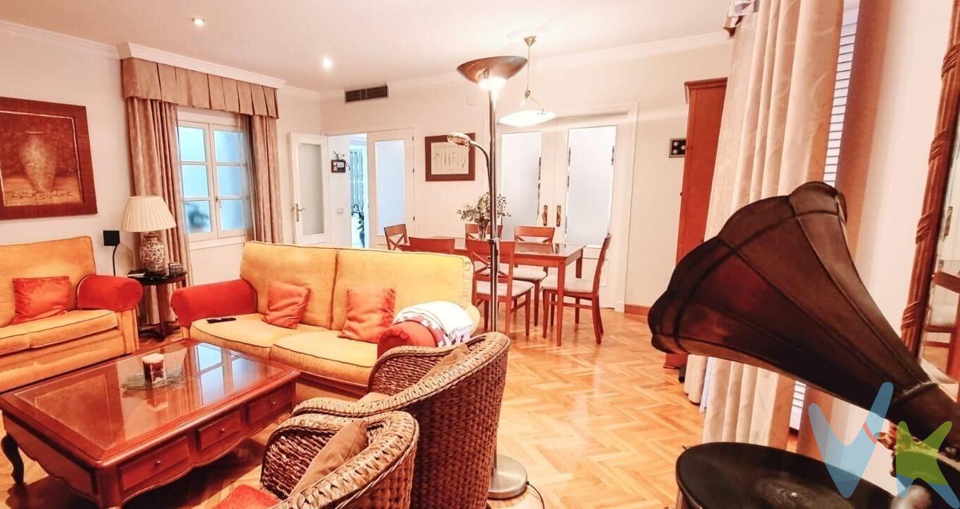 Esta fabulosa propiedad inmobiliaria se encuentra ubicada en una primera planta del edificio con ascensor de una finca señorial totalmente rehabilitada y con un encanto especial que te dejará maravillado/a desde que entres en el edificio. . La vivienda dispone de un hall de entrada que da acceso a su amplio y señorial salón-comedor independiente,  gran cocina (también independiente) en el que poder reunir a toda la familia al rededor de la mesa en fantásticas veladas, cuatro dormitorios (dos de ellos dobles) siendo el principal tipo suite con baño  equipado con placa de ducha, y con la ventaja de un segundo cuarto de baño con bañera para tu familia o invitados. Y si a ello le unimos que tanto el salón, uno de sus dormitorios (actualmente en uso de salón secundario) y la cocina tienen vistas a la plaza de Mina que te dejarán maravillado/a, la hacen auténticamente especial y ÚNICA. . El entorno donde está situada es ideal, ya que tiene unas una de las mejores ubicaciones de la ciudad, en una de las más bonitas y típicas plazas del centro histórico. Además podrás encontrar cerca todo lo que necesites para tu vida cotidiana como supermercados, farmacias así como otros negocios variopintos que facilitarán tus compras diarias o permitirán tener tus necesidades cubiertas sin desplazarte demasiado lejos. . En definitiva un sueño de Hogar para tu familia, que ahora puedes hacer realidad. Si estás interesado(a) pero tienes otra casa/propiedad previamente adquirida no te preocupes, cuenta con nuestra ayuda profesional para ayudarte conseguir venderla rápidamente. Informamos a nuestros clientes de que los gastos de notaría, registro, gestoría, impuestos y los honorarios de la agencia no están incluidos en el precio. A su vez, disponemos del documento informativo abreviado de la propiedad (según decreto 218/2005, del 11 de octubre) y de seguro de caución, para la protección del dinero entregado como señal para la reserva de una vivienda o inmueble. Periodo de validez del precio hasta 31 de diciembre de 2026. Operación sujeta a ITP, cuyo tipo general es del 7% respecto al precio de venta, pero que en casos especiales se puede ver reducido al 6% o 3,5% en virtud de lo dispuesto en el Ley 5/2021, de 20 de octubre, de Tributos Cedidos de la Comunidad Autónoma de Andalucía. El comprador, en caso de que querer adquirir la vivienda a través de la agencia, deberá abonar a ésta unos honorarios que ascienden al 3% del precio de la compraventa, más IVA del 21%. Los gastos aproximados de Notaría y Registro se cifran entre 800€ y 1600€, el importe exacto dependerá del precio final de la compraventa, número de copias de la escritura, número de páginas de la escritura, complejidad, etc, en virtud de lo dispuesto en el Anexo I del Real Decreto 1426/1989, por el que se aprueba el arancel general de Notaría, y el Anexo I del Real Decreto 1427/1989, por el que se aprueba el arancel de los Registradores de la Propiedad. En caso de necesidad de financiación bancaria para la compra, los gastos de la misma deberán ser obtenidos de la entidad bancaria que vaya a financiar la operación. Se hace constar que la agencia efectúa una labor de intermediación, y que las condiciones finales de la compraventa quedan sujetas a la aceptación expresa de la parte vendedora y a la ulterior formalización del contrato.