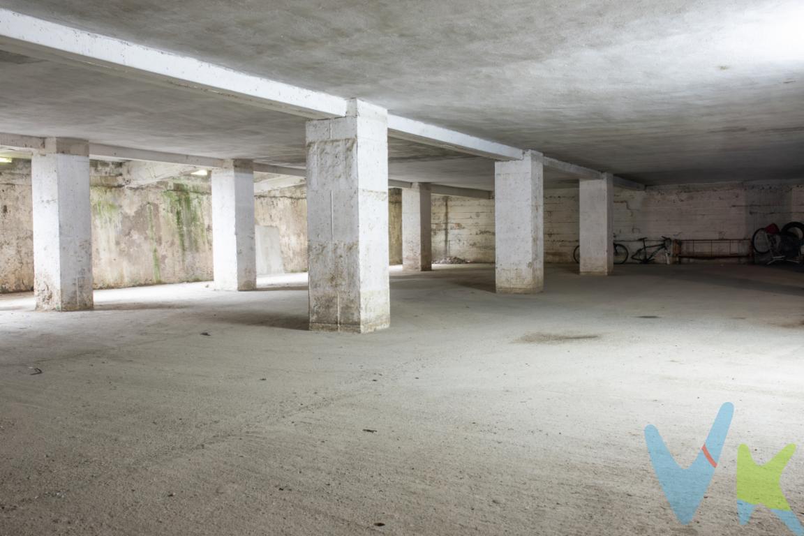  Se pone a la venta un exclusivo espacio de 17 plazas de garaje situado en  Navia. Este inmueble cuenta con una superficie total de 373 metros cuadrados, tanto en útiles como en construidos, ofreciéndole un espacioso lugar para aparcar múltiples vehículos o utilizarlo con diversos fines según sus necesidades.INVERSIONEste increíble garaje es ideal para aquellos que buscan un amplio espacio donde poder albergar su colección de coches, motocicletas, o incluso para quienes desean emprender un proyecto enfocado en la automoción. Con una extensión tan generosa, las posibilidades son ilimitadas, convirtiéndose en una perfecta oportunidad de inversión. Las dimensiones del espacio le permiten explorar todo tipo de usos, incluso aquellos más imaginativos, gracias a su versatilidad y desahogo.Navia está en plena expansión, lo que hace de esta propiedad una oportunidad única en un área que promete incrementar su valor en los próximos años. Situado en una ubicación estratégica, este garaje ofrece fácil acceso a las principales vías de comunicación, facilitando la entrada y salida de vehículos sin complicaciones. Además, la zona está dotada de múltiples servicios a su alrededor, convirtiéndolo en un enclave muy atractivo para quienes desean mantener sus vehículos en un lugar seguro y de rápido acceso.La amplitud de este inmueble no solo permite estacionar varios coches, sino también contar con espacio suficiente para el almacenamiento de herramientas, equipos o cualquier otro elemento que requiera guardar de manera ordenada y a resguardo. El diseño del edificio facilita el movimiento interno de grandes vehículos de manera sencilla y eficaz, aprovechando al máximo su extensión.En términos de seguridad, el garaje se encuentra en una zona tranquila y bien vigilada, lo cual garantiza la paz mental de saber que sus bienes estarán siempre protegidos. La estructura del edificio, con más de cuatro décadas de historia, sigue mostrando admirables rasgos de durabilidad, lo que hace de esta inversión una elección sensata y segura para el futuro.Uno de los mayores atractivos de adquirir esta propiedad es la libertad que ofrece para adecuarla a sus propios intereses y necesidades, desde montar un taller mecánico hasta habilitar un espacio para clases de conducción o para clubes automovilísticos que busquen un lugar estable para reunirse.La oportunidad de convertir este espacioso garaje se presenta como una inversión inteligente para aquellos que prevén el crecimiento del barrio de Navia y buscan asegurar un activo valioso en su cartera inmobiliaria.Le invitamos a concertar una visita a este magnífico inmueble para descubrir en persona todas las ventajas que ofrece. Aproveche esta oportunidad única de adquirir un garaje con estas características en un área de alto potencial. No deje pasar esta opción de inversión que, sin duda, tendrá múltiples beneficios ya sea hoy o en el futuro. Esperamos su llamado para ampliar cualquier información adicional que requiera y mostrarle esta extraordinaria propiedad. 