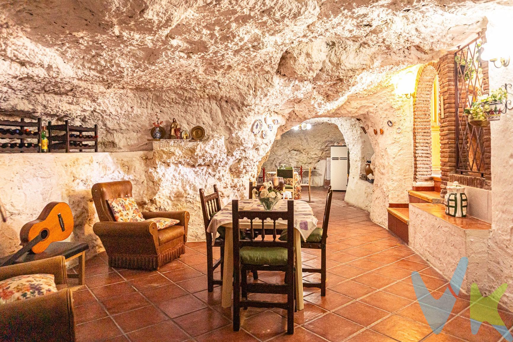Ubicada en el pintoresco pueblo de Frailes, en la provincia de Jaén, a solo 14 kilómetros de Alcalá la Real, se encuentra esta encantadora casa/cueva completamente reformada, que combina el encanto tradicional con todas las comodidades modernas. Al entrar en la primera planta, te recibe un amplio y acogedor salón con chimenea, cocina y un baño completo. Como característica destacada, una impresionante cueva de 60 metros cuadrados, este espacio único ofrece múltiples posibilidades, ya sea como vivienda adicional, bodega, o un rincón especial para eventos. Subiendo a la segunda planta, la casa dispone de tres  habitaciones, un aseo y acceso directo a la calle. Esta propiedad ha sido renovada con atención al detalle, manteniendo su carácter tradicional mientras se adapta a las exigencias actuales. Listo para entrar a vivir, este hogar es una oportunidad única para aquellos que buscan la tranquilidad y el encanto de la vida en un entorno rural, sin renunciar al confort y la funcionalidad. ¡Ven y descubre tu nuevo hogar en Frailes, Jaén!. Ref. N278. Visita nuestra web:. www.inmobiliarianaveros.com. * El PVP indicado no incluye impuestos ni gastos de Escritura. * Honorarios agencia no incluidos. * Las superficies expresadas en esta página tienen carácter descriptivo y son aproximadas. * Los precios pueden ser susceptibles de modificación sin previo aviso. * Esta vivienda se vende SIN muebles.