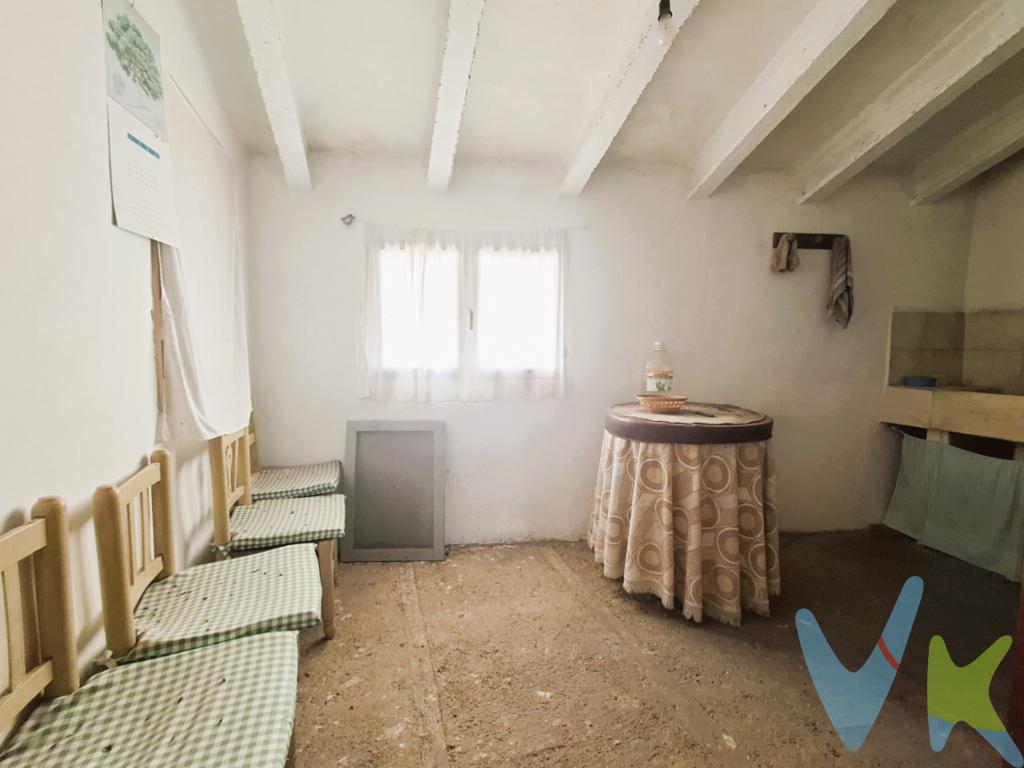 En el encantador municipio de Lucena del Cid se alza esta vivienda que espera convertirse en el hogar de tus sueños. Con una superficie construida de 132 metros cuadrados y 115 metros útiles, ofrece amplio espacio para satisfacer las necesidades de cualquier familia.Ubicada en una tranquila calle de este pintoresco pueblo, la propiedad, preserva su carácter histórico mientras se integra con las necesidades contemporáneas. Al entrar en la vivienda, encontrará un sslón que invita a disfrutar de agradables reuniones familiares o a relajarse después de un largo día. Esta estancia es el corazón del hogar, un lugar donde crear recuerdos inolvidables.El inmueble dispone de cuatro habitaciones. Los amplios ventanales con vistas a las montañas permiten la entrada de luz natural, creando una atmósfera cálida y acogedora. Este hogar también cuenta con un garaje, una valiosa característica que resulta muy práctica en el día a día, proporcionando seguridad y protección para su vehículo. La zona donde se encuentra la propiedad es sumamente atractiva por su serenidad y belleza natural, características que hacen de Lucena del Cid un lugar ideal para vivir.Al vivir aquí, disfrutará de lo mejor de ambos mundos: la tranquilidad de un entorno rural y la cercanía a todos los servicios necesarios. Esta es más que una simple casa; es el escenario perfecto para escribir un nuevo capítulo en su vida. ¡Contáctenos y permítanos mostrarle por qué este deber ser su próximo hogar!Posibilidad de financiación hasta el 100%, pregúntanos y te haremos un estudio gratuito. Agencia Registrada con el número 1.399 en el Registro Obligatorio de Agentes Inmobiliarios de la Comunidad Valenciana. Puede consultar en la web de la GVA.Gastos e impuestos no incluidos en el precio. A título orientativo, en segundas transmisiones, el comprador abonará el Impuesto sobre Transmisiones Patrimoniales (ITP), cuyo tipo general en la Comunidad Valenciana es el 9% (*) sobre la base imponible, que será el mayor valor entre precio de compraventa, tasación o valor de referencia catastral. Gastos de notaría y Registro de la Propiedad: aproximado entre 1.000 y 2.000 euros (aranceles variables según precio, número de copias y complejidad). El comprador escoge libremente notario. El vendedor asume, por ley, los gastos que le correspondan, salvo pacto contrario. Si se precisa hipoteca, tasación, condiciones y costes bancarios según entidad elegida por el comprador; así como los gastos de gestoría y cualesquiera otros inherentes a la formalización de la compraventa. De acuerdo con la ley, no se incluyen en el precio otros gastos o tributos que legalmente correspondan al comprador. Los honorarios de intermediación inmobiliaria al vendedor no incluidos en el precio. Los honorarios de intermediación inmobiliaria al comprador: 2,5% + IVA calculados sobre el precio de venta con un mínimo de 3.000 euros + IVA(*) Consultar condiciones concretas según circunstancias personales o régimen fiscal aplicable. Puedes llamar al 722461985 y te informaremos de tu caso en concreto.El consumidor tiene derecho, conforme a la normativa vigente, a disponer de información y documentación adicional relativa al inmueble y condiciones de la compraventa, accesible en la sede física de la agencia situada en Avenida Rey Don Jaime nº74, 7ºB, Castellón de la Plana. La agencia actúa exclusivamente como intermediaria en la operación. Cualquier compraventa y sus condiciones quedan sujetas en todo caso a la aceptación expresa del vendedor del inmueble y a la posterior formalización del correspondiente contrato. El presente anuncio tiene carácter meramente informativo: la información suministrada se corresponde con la disponible a la fecha de publicación, pudiendo variar en función de las circunstancias o actualizaciones legales, contractuales y fiscales.   