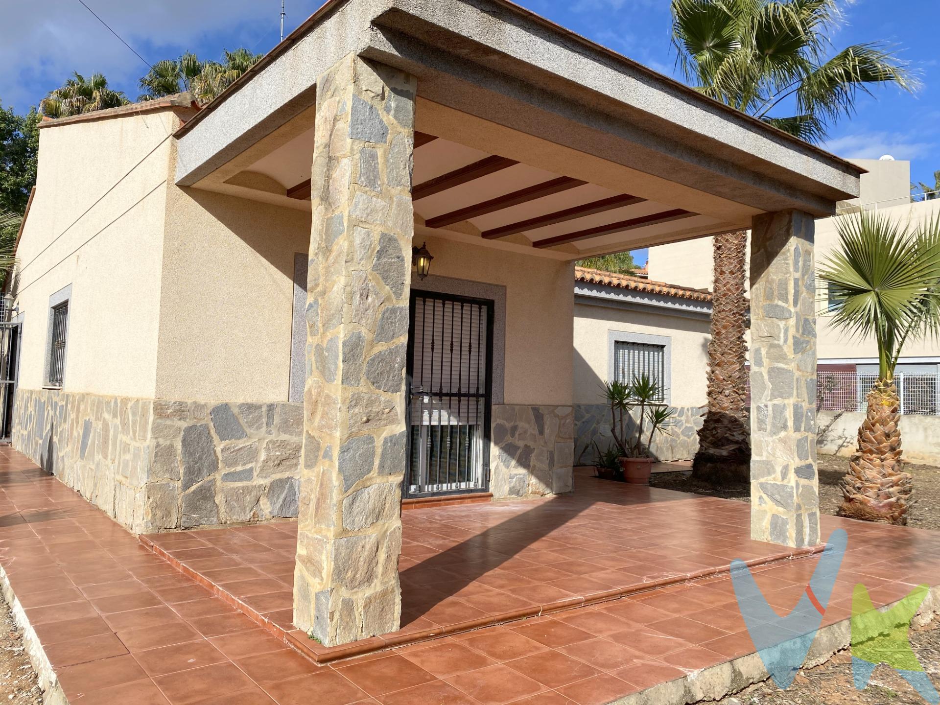 Presentamos este encantador chalet ubicado en la exclusiva urbanización San Patricio de Alginet. Con una superficie construida de 175 m², esta propiedad destaca por su excelente estado de conservación. Distribuido inteligentemente, cuenta con un acogedor salón que se integra perfectamente a una amplia terraza ideal para disfrutar del clima mediterráneo y las vistas al exterior. El inmueble dispone de tres habitaciones; una doble perfecta como suite principal y dos sencillas adecuadas para niños o invitados. Además, incluye dos baños completos bien equipados que garantizan comodidad durante el uso diario. La parcela tiene un tamaño generoso de 635 m² ofreciendo espacio suficiente tanto para actividades recreativas como áreas ajardinadas privadas rodeadas por muros que brindan seguridad y privacidad. La urbanización está completamente vallada asegurando tranquilidad total a sus residentes. Este chalet es perfecto no solo como vivienda habitual sino también como inversión vacacional dada su localización privilegiada cerca del centro urbano con todos los servicios necesarios disponibles: supermercados, colegios e instalaciones deportivas cercanas que hacen esta propiedad aún más atractiva.