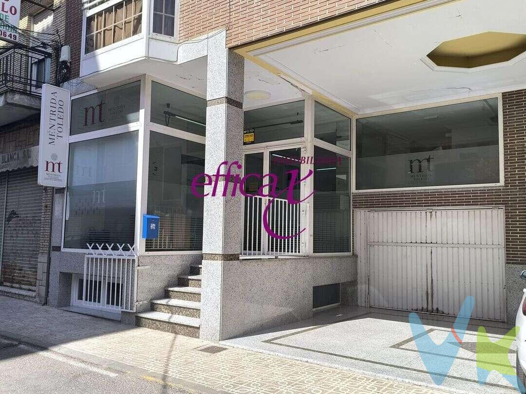¿Necesitas un espacio amplio, bien ubicado y con la versatilidad necesaria para adaptarlo a tu negocio?
En Torrijos, muy cerca de la Plaza de España, se encuentra este local comercial de 263 m² distribuidos en dos plantas, una combinación perfecta para profesionales, empresas y negocios que necesitan algo más que un simple local.
La planta baja cuenta con un amplio espacio diáfano que permite organizar cómodamente la zona de trabajo y adaptarla a las necesidades de cada actividad. Además, dispone de una habitación independiente que puede utilizarse como almacén, despacho, archivo o espacio auxiliar, junto con un amplio baño.
Desde la planta baja se accede a un semisótano, actualmente acondicionado como sala de reuniones, aunque sus posibilidades son mucho mayores: puede convertirse en una segunda zona de trabajo, almacén, archivo, sala de formación o espacio polivalente.
Una ubicación que facilita el día a día
Estar bien ubicado significa facilitar el acceso tanto a clientes como a trabajadores y proveedores. El local se encuentra cerca de Correos, la estación de Renfe y la estación de autobuses, y a pocos minutos de la Plaza de España.
Una ubicación especialmente práctica para un negocio que necesite estar conectado con el centro de Torrijos y contar con buenas comunicaciones.
Un espacio pensado para empresas que necesitan crecer
Si tu negocio necesita metros, comodidad y diferentes zonas de trabajo, aquí tienes un espacio que puede adaptarse a ti, en lugar de obligarte a adaptarte a un local limitado.
Despachos, oficina, academia, empresa de servicios, estudio profesional, almacén con zona de trabajo, centro de formación o cualquier actividad que requiera una superficie amplia: las posibilidades son numerosas.
263 m² para organizar, trabajar y hacer crecer tu proyecto.
Si estás buscando un local en Torrijos donde disponer de espacio suficiente hoy y tener margen para el futuro, ven a conocerlo y descubre todo lo que puedes hacer con él.
La compra de este inmueble conlleva un servicio de formalización y gestión de la compraventa para el comprador, cuyo coste no está incluido en el precio publicado.
Se le informará de todos los gastos asociados a la compraventa antes de la reserva para que usted compre con la máxima seguridad, tranquilidad y transparencia. 