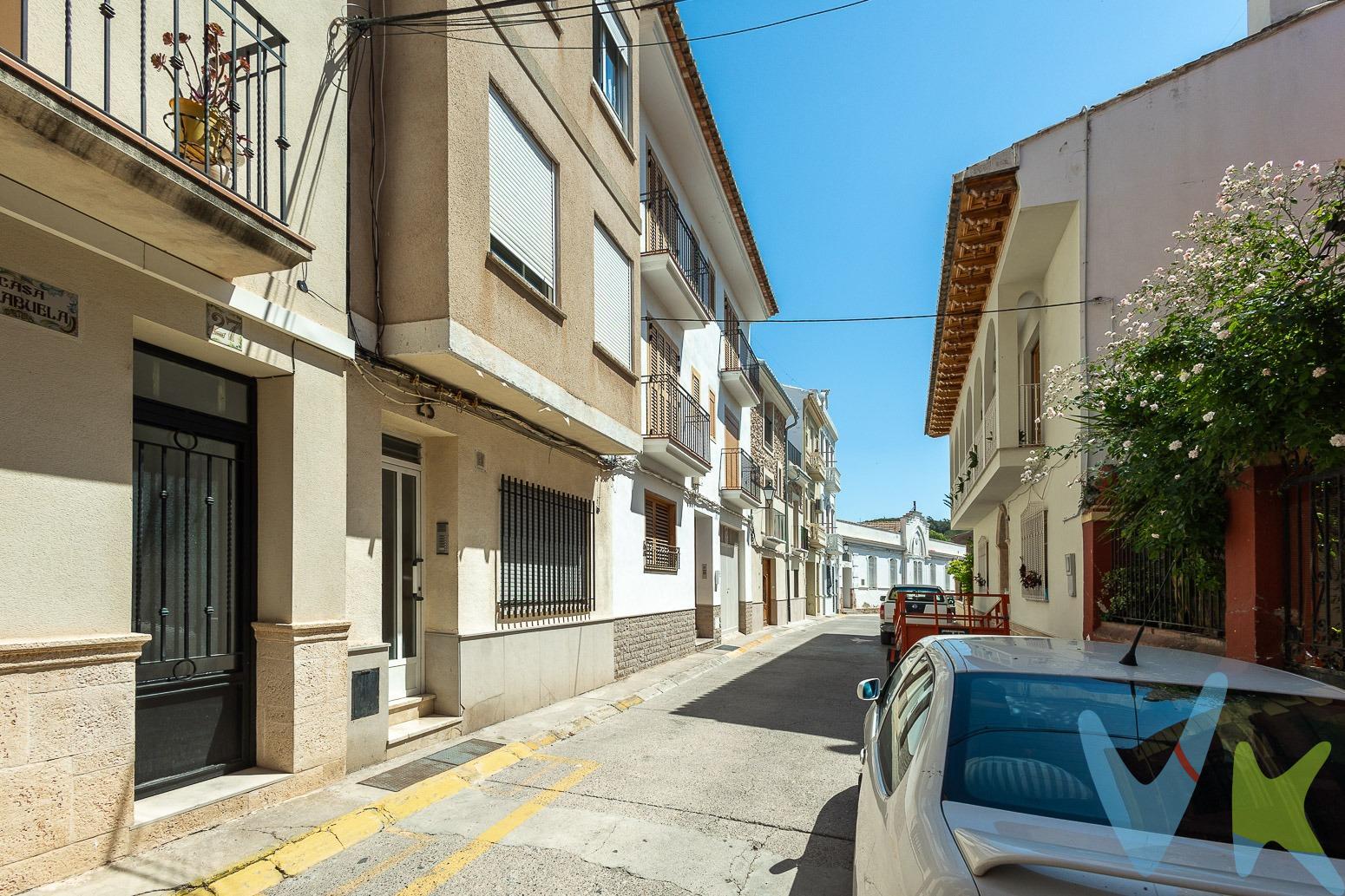 Buscas un piso en un pueblo con encanto?. Te presentamos este precioso piso en Navajas, un pueblo de Castellón de origen Árabe, rodeado de montañas, con rutas de agua y riqueza paisajística, en plena naturaleza y con una de las Cascadas más bonitas y conocidas de toda la Comunidad Valenciana “El salto de la novia”, donde refrescarte este verano. El piso está distribuido en 3 habitaciones, 1 de ellas doble y todas ellas con armarios empotrados. Además cuenta con 1 baño completo, un luminoso salón comedor con cocina americana totalmente equipada. También tiene lavadora y lavavajillas. Recientemente reformado, con ventanas climalit, y unas preciosas vistas a la naturaleza. Es un segundo piso sin ascensor, y a tan sólo 3 minutos de la Cascada. No pierdas la Oportunidad de adquirir la vivienda que estabas buscando en un entorno único, repleto de paz y tranquilidad. A tan sólo 40 min de Valencia. Ven a visitarlo ya!!!. VENTA:. PVP 80.000€.  Gastos e impuestos no incluidos en el precio. La compra conlleva impuestos y gastos de formalización para el comprador. A título orientativo se informa que en segundas transmisiones el  ITP  con carácter general en  Valencia es del 9%, pudiendo existir otros tipos impositivos atendiendo a  las circunstancias  personales del comprador u otras circunstancias previstas legalmente. Base imponible del impuesto el mayor valor entre el precio de compraventa, la tasación o el valor de referencia catastral. En cuanto a los gastos de  notaría y registro, en su caso,  suelen oscilar aprox; entre 1,5% y 2,5% (aranceles variables según precio, n.º de copias y complejidad). El comprador elige notario. Si el comprador precisase de  hipoteca: tasación, condiciones y costes bancarios serán según entidad elegida por el comprador, así como los gastos de gestoría, y cualesquiera otros gastos inherentes a la formalización de la compraventa que legalmente correspondan a la parte compradora, salvo pacto expreso en contrario con el vendedor. El consumidor tiene,  conforme a la normativa vigente, a su disposición información y documentación adicional relativa al inmueble y condiciones de la compraventa, que podrá ser consultada en C/Joaquín Costa 4, bajo 46005 Valencia o urbe2@remax.es. Honorarios de mediación inmobiliaria a cargo del  COMPRADOR: (3000€ del precio final de venta más IVA (21%), salvo otro pacto.); y  de VENDEDOR (según acuerdo con el mismo). . Se informa al consumidor que la agencia actúa como intermediaria inmobiliaria en la operación, estando cualquier eventual compraventa y sus condiciones sujeta a la aceptación expresa del propietario-vendedor y a la posterior formalización del correspondiente contrato.