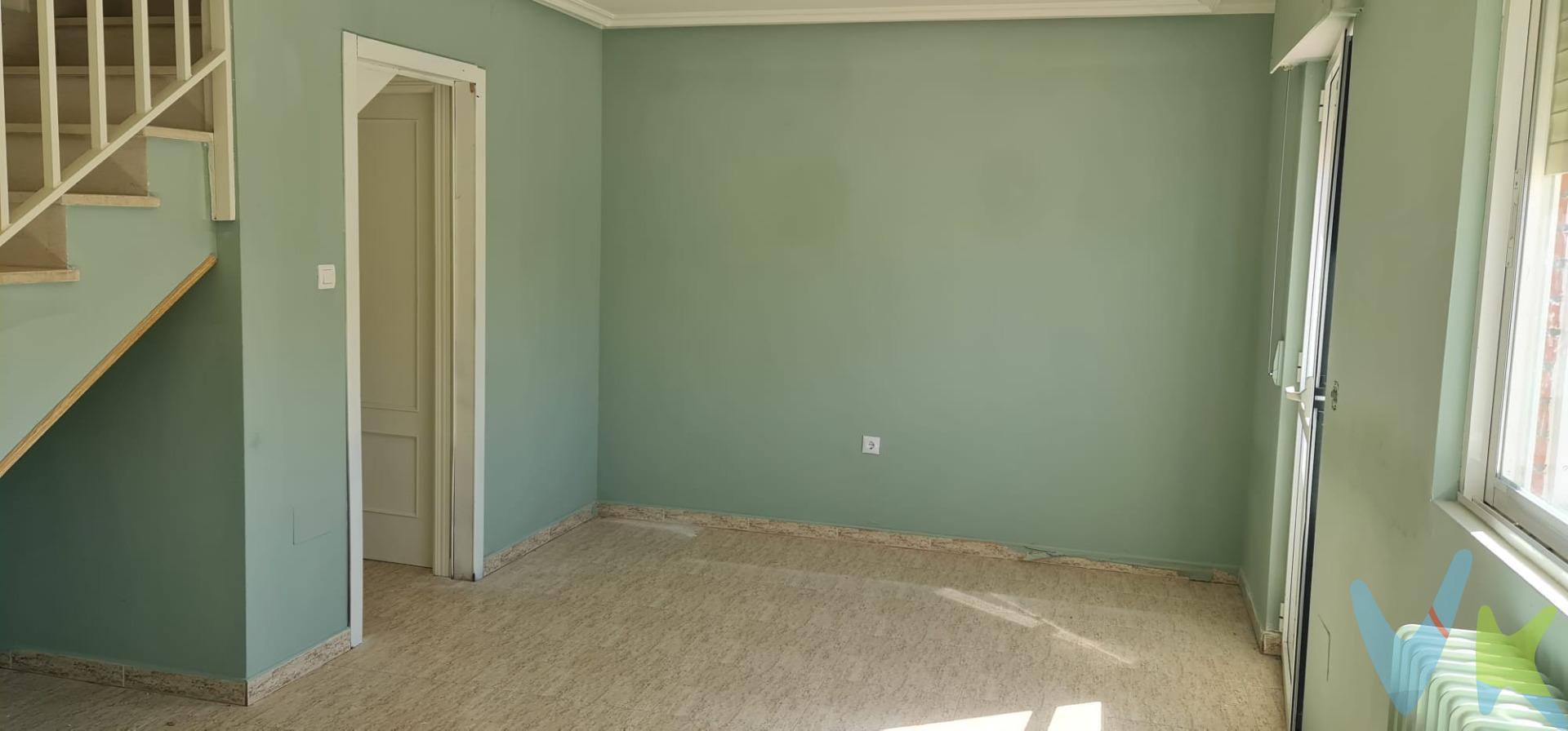 Presentamos esta acogedora vivienda adosada en esquina, ubicada en la tranquila localidad de Villaralbo, a tan solo diez minutos del centro de Zamora. Esta propiedad cuenta con tres dormitorios que ofrecen comodidad y espacio para toda la familia. Además, dispone de un baño completo, un aseo adicional y una luminosa sala de estar conectada a una cocina funcional ideal para disfrutar momentos culinarios. Complementa su atractivo exterior el patio privado de aproximadamente 80 m2, perfecto para relajarse al aire libre o realizar actividades familiares. También incluye un garaje cerrado de unos 20 m2 que garantiza seguridad y comodidad para sus vehículos o como área extra útil almacenaje. Este inmueble pertenece al régimen de Viviendas Protegidas Oficiales (VPO), lo cual implica requisitos específicos: es necesario estar inscrito en el registro correspondiente; no poseer otra vivienda; así como cumplir con los límites establecidos por el Indicador Público De Renta De Efectos Múltiples (IPREM). Sin duda alguna, se trata tanto desde vista residencial familiar como inversión inmobiliaria.