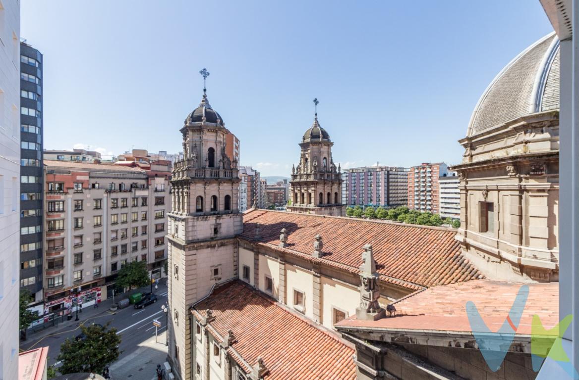 Ponemos a la venta estupendo y amplio piso en el centro de Gijón. Tiene cuatro habitaciones, un salón, un despacho dos baños completos, un aseo y una amplia y práctica cocina con comedor. El piso está reformado recientemente y tiene unos 175 m2 útiles. Detalladamente: En la entrada accedemos al luminoso salón con ventanales por un hall, el cual se puede si se quiere, incorporar al salón. La habitación principal tiene baño con ventana en suite. El suelo es parquet de espiga antigüo acuchillado y barnizado, Tiene cuatro armarios empotrados. El piso se encuentra dentro de un edificio rehabilitado con dos ascensores y un montacargas por el cual se puede acceder a un pequeño hall cercano a la cocina. Dentro de los gastos de comunidad tenemos el agua caliente, calefacción y servicio de portero físico. Si quiere vivir en el centro de Gijón cerca del puerto deportivo, de la zona del Carmen, calle Corrida ... en un piso amplio y con personalidad, éste es su piso. No dude en llamarnos y conocerlo. Los actuales propietarios tienen cercano al piso plaza de garaje alquilada.