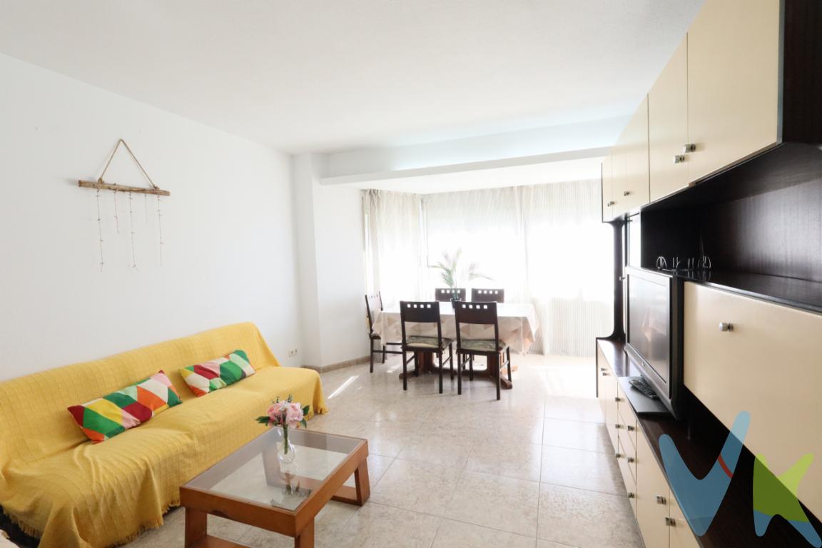 Te presentamos esta excelente oportunidad en una de las zonas más cotizadas de Valencia: el barrio de La Säidia-Trinitat. Un entorno residencial consolidado, muy demandado por su calidad de vida, su cercanía al centro histórico y, sobre todo, por su privilegiada ubicación junto al antiguo cauce del río Turia, el gran pulmón verde de la ciudad.Vivir aquí significa tener a pocos pasos uno de los parques urbanos más grandes de Europa, perfecto para disfrutar del aire libre, hacer deporte, pasear o simplemente desconectar sin salir de la ciudad. Además, su proximidad al centro de Valencia te permite acceder caminando a zonas emblemáticas como El Carmen, la Plaza de la Virgen o el Mercado Central.La propiedad cuenta con cuatro dormitorios, perfectos para familias, dos baños completos que aportan comodidad al día a día; y un gran salón-comedor con salida a un balcón, ideal para disfrutar de la luz natural. Además, dispone de una amplia cocina independiente, con espacio suficiente para comer en ella y múltiples posibilidades de personalización.El barrio cuenta con todos los servicios necesarios: supermercados, colegios, centros de salud, transporte público, comercios de proximidad y una amplia oferta gastronómica. Una ubicación ideal tanto para quienes buscan su primera vivienda como para quienes quieren invertir en una zona con alta demanda de alquiler.No dejes pasar esta oportunidad de vivir en uno de los barrios con más proyección de Valencia. ¡Llámanos y agenda tu visita!Por mandato expreso del propietario, comercializamos este inmueble en exclusiva compartida, lo que garantiza el mejor trato y fiabilidad de la negociación, garantizamos un servicio de calidad. Si usted es agente inmobiliario y tiene un cliente para este inmueble, llámenos, estamos encantados de colaborar. La descripción del presente inmueble e imágenes tienen mero carácter informativo y en ningún caso carácter contractual, pudiendo ser modificados por la inmobiliaria sin que ello implique responsabilidad alguna frente a terceros. Agencia Registrada con el Nº 90 en el Registro Obligatorio de Agentes Inmobiliarios de la Comunitat Valenciana. Puede consultar en la web de la GVA. En el precio no están incluidos los gastos, honorarios ni impuestos.