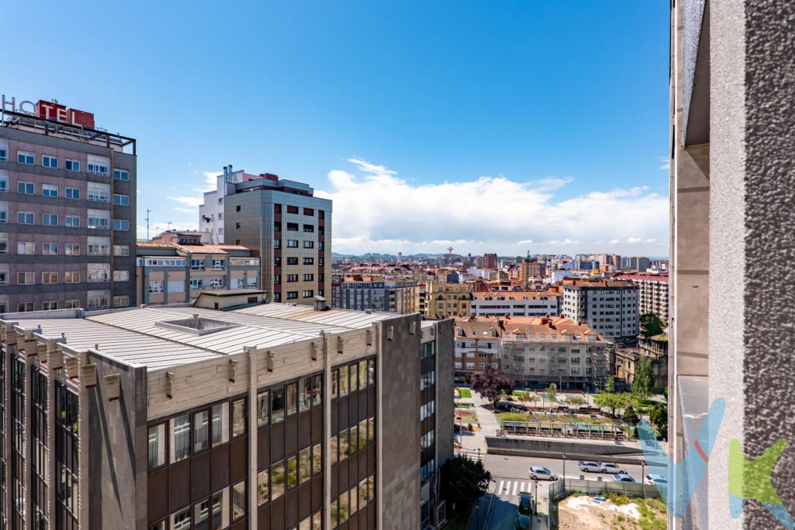 Situada en la calle Anselmo Cifuentes, entre Begoña y Plaza Europa, esta vivienda reúne muchas de las cosas que suelen buscarse en el centro de Gijón: altura, luz, vistas despejadas y una ubicación muy cómoda para el día a día. Una zona consolidada, con comercio, colegios, supermercados, transporte y amplias zonas peatonales a pocos minutos caminando, además de la cercanía tanto al centro como a la playa de San Lorenzo.La vivienda se encuentra en una décima planta, algo que marca claramente la diferencia en cuanto a luminosidad y sensación de amplitud. Gracias a su orientación sur y a que todas las estancias principales son exteriores, la luz acompaña durante prácticamente todo el día.Se distribuye en salón, cocina con zona de despensa, tres dormitorios y dos cuartos de baño. La distribución resulta cómoda y ofrece muchas posibilidades de actualización para adaptarla a un estilo más actual sin necesidad de grandes cambios estructurales. Los dos baños son las únicas estancias interiores de la vivienda.El edificio cuenta además con la fachada ya rehabilitada, servicio de portería y dos ascensores, aportando comodidad y tranquilidad a una vivienda pensada para quien valore vivir en pleno Gijón con espacio, altura y mucha luz natural.No lo dudes y llámanos, estaremos encantados de acompañarte a conocer esta propiedad.En las primeras fotografías de este anuncio podrás descubrir una propuesta de reforma realizada mediante home staging virtual con inteligencia artificial, que muestra cómo podría transformarse esta vivienda tras una actualización estética.Se informa a los interesados que el precio de venta indicado no comprende el Impuesto de Transmisiones Patrimoniales (ITP) , los gastos asociados a la compraventa (notaría, registro de la propiedad y otros) ni los honorarios de la agencia inmobiliaria a cargo del comprador.
