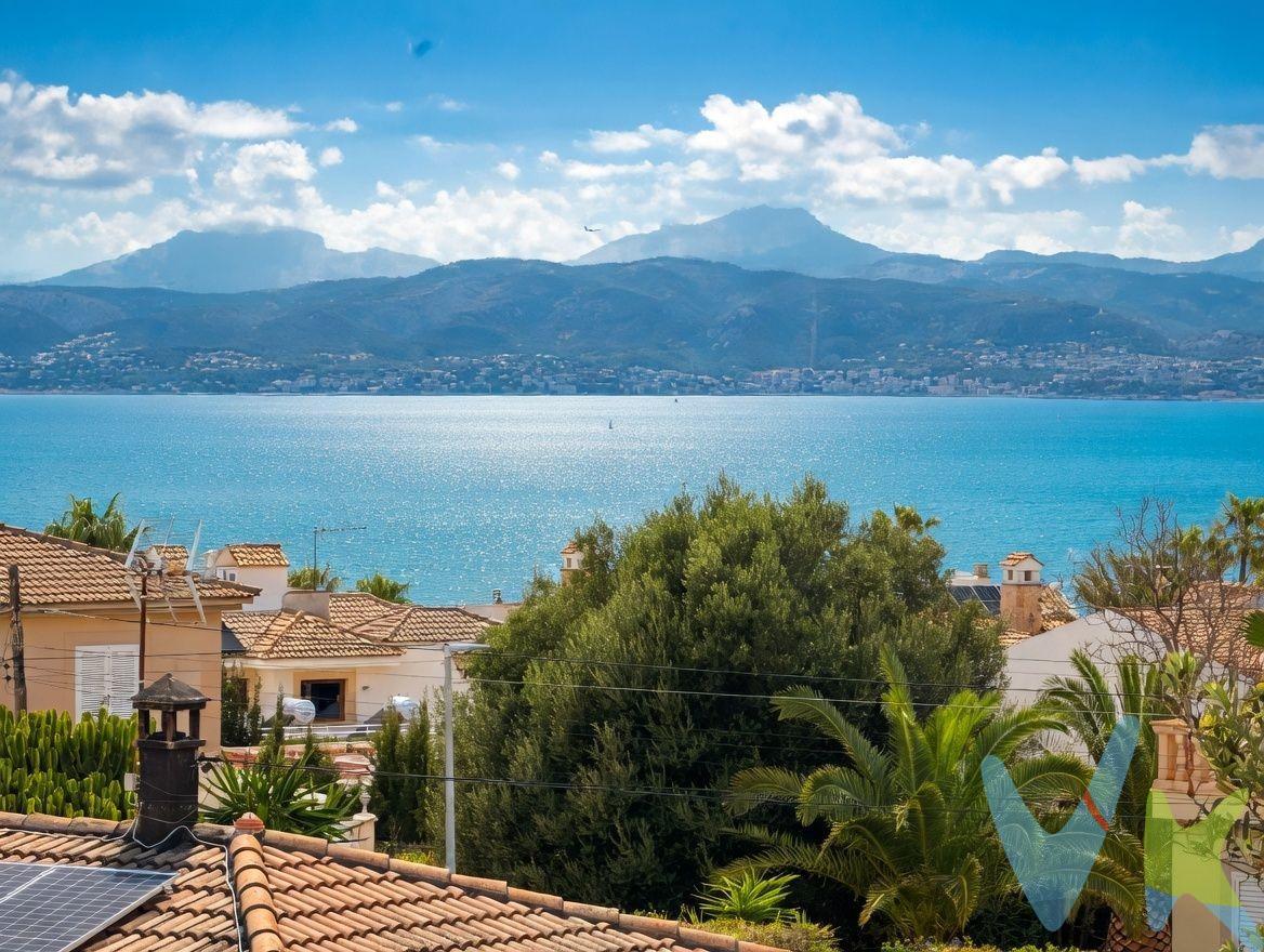 Descubre este magnífico chalet en Bahía Azul, una de las zonas residenciales más tranquilas y valoradas de Mallorca, donde la luz, el mar y la calma se convierten en parte de tu día a día. La vivienda cuenta con 4 amplias habitaciones dobles, ideales para familias numerosas o para recibir invitados con total comodidad, y 3 baños completos, diseñados para ofrecer funcionalidad y confort. El salón-comedor es luminoso y acogedor, equipado con chimenea, creando un ambiente cálido y confortable durante los meses más frescos. Desde la cocina se accede directamente a la terrazas  trasera , y una zona de jardín  con posibilidad de construir una piscina, lo que permite personalizar el espacio y crear una auténtica zona de ocio privada.espacio perfecto para disfrutar del exterior, organizar comidas al aire libre o relajarse . Además, la propiedad incluye garaje y está equipada con aire acondicionado en toda la vivienda, garantizando confort durante todo el año. Posibilidad de ampliación  de 116m2 . Una oportunidad única para vivir en un entorno exclusivo, rodeado de naturaleza y con el Mediterráneo como telón de fondo.