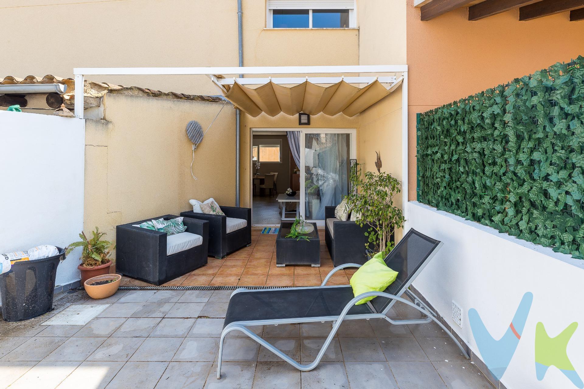 Chalet unifamiliar en Palma, en la zona residencial de Sa Garriga, junto a Son Sardina, en un entorno muy tranquilo, ya que el inmueble se encuentra en una zona rural con muy pocos vecinos, lo que le otorga paz, quietud y silencio. Gracias a la altura de los edificios y fincas colindantes, desde todas las plantas de la vivienda se disfruta de unas vistas totalmente despejadas a la Serra de Tramuntana.  El emplazamiento del inmueble permite el acceso al centro de Palma en tan solo 10 minutos en coche. Además, se encuentra a poca distancia de la parada de autobuses (línea 12), que conecta directamente con el centro de Palma, y cuenta con un cómodo acceso a la carretera de Sóller, carretera de Valldemossa, autopista de Inca y el Polígono de Son Castelló. La vivienda dispone de 152 m² construidos y 139 m² útiles, con orientación sur que favorece una gran luminosidad durante el día. Se encuentra en buen estado de conservación y ofrece una distribución práctica, con tres habitaciones dobles, baño en suite en el dormitorio principal, otro baño completo y un aseo en la planta baja. En el exterior, la parcela de 225 m² ofrece distintos espacios para el uso diario: gran terraza delantera con capacidad para aparcar dos coches; amplísima  terraza trasera dividida en dos ambientes; porche con zona chill-out y piscina privada.  La terraza solárium brinda unas vistas espectaculares. Ya en el interior del inmueble podemos encontrar en la primera planta una funcional cocina independiente de unos 15 m2, amplia coladuria que otorga un espacio extra de almacenaje, aseo y gran salón comedor. En la segunda planta encontramos los dos baños completos: uno con ducha y otro en suite que cuenta con una amplia encimera de dos lavabos, bañera de hidromasaje y fabulosas vistas. Las tres habitaciones cuentan con armarios empotrados totalmente vestidos. Por último, en la tercera planta está ubicada la buhardilla y la terraza solárium donde se encuentra la placa solar que alimenta el termo. Entre sus características, la propiedad incluye piscina privada, amplia buhardilla de unos 40 m2, aire acondicionado frío-calor en todas las habitaciones y en el salón y puerta de seguridad. Además, se ubica en una urbanización con áreas infantiles, zona comercial, centros educativos y otros servicios. Una vivienda cómoda para quienes buscan la tranquilidad en un entorno rural y residencial sin renunciar a la comodidad que le confiere la proximidad a la ciudad. *El precio de venta (735.000 €) incluye los honorarios de agencia, asumidos por la propiedad. No incluye los impuestos y gastos de compraventa a cargo del comprador: ITP aproximado del 10% , más gastos notariales y registrales en torno al 1%–1,5%. Importes orientativos sujetos a normativa vigente y circunstancias del comprador. *Este inmueble ha sido certificado por ABSI (Asociación Balear de Servicios Inmobiliarios) lo que significa que la agencia comercializadora ha supervisado la documentación necesaria para la compraventa y que el inmueble forma parte de la bolsa de propiedades en multiexclusiva ABSI.