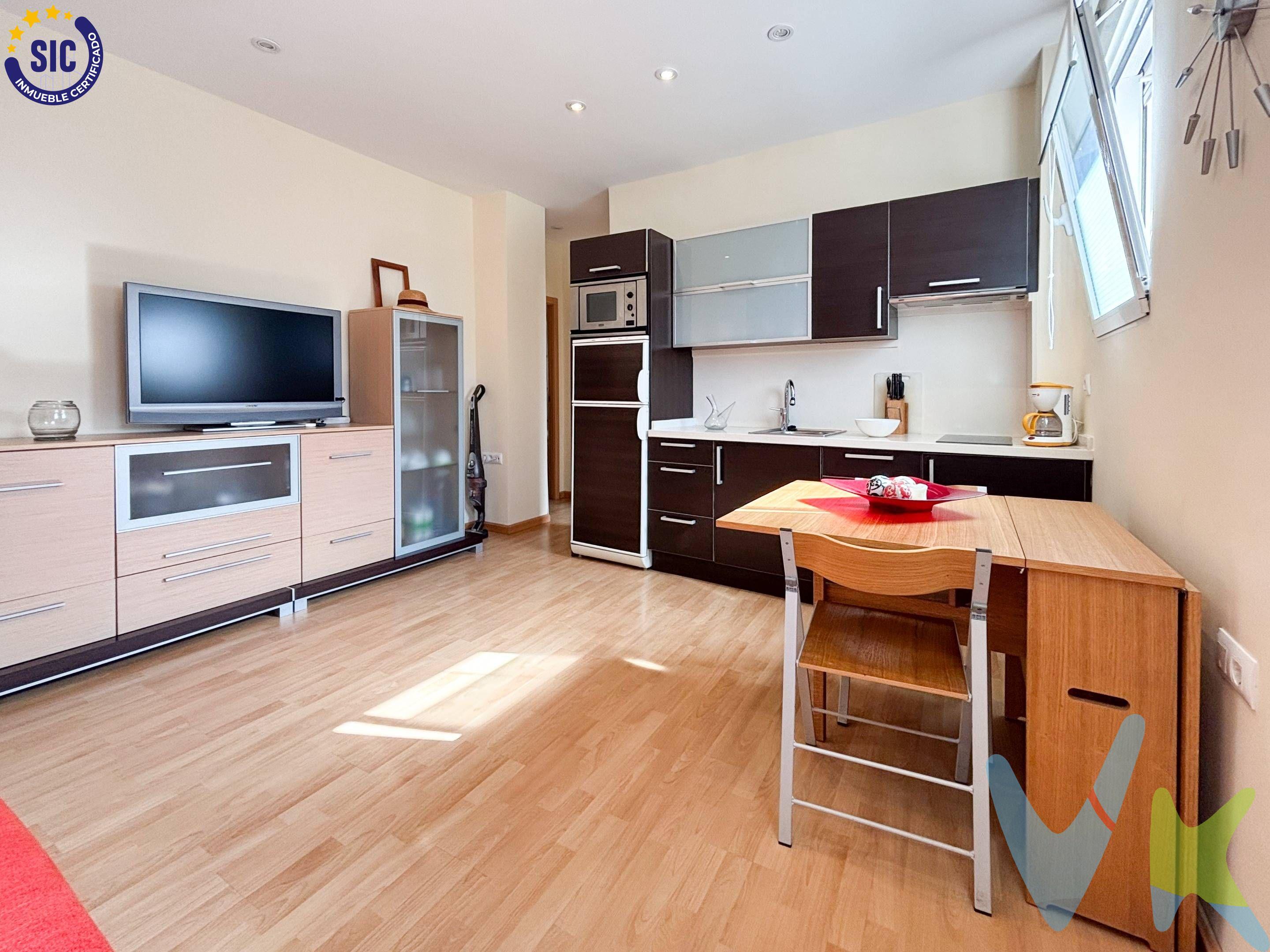 🏠 Vivienda en venta en Calle Convento Jerusalén – Valencia. ✨ ¡Lista para entrar a vivir, en una de las zonas más demandadas del centro!. Te presentamos esta luminosa y funcional vivienda ubicada en una quinta planta con ascensor, en el corazón de Valencia, ideal tanto como primera vivienda como para inversión. 📍 Dirección: Calle Convento Jerusalén – 5ª planta con ascensor. 🛏️ Distribución:. 2 habitaciones, ambas dobles. 1 baño completo. Salón comedor con cocina americana. Vivienda reformada y equipada. Aire acondicionado con bomba de calor (climatización verano-invierno) en el salón y una de las habitaciones. 🌞 Muy luminosa, con buena altura y orientación que permite disfrutar de luz natural durante gran parte del día. Posibilidad de recuperar los techos altos con vigas de madera originales, tu decides!!! . ¡Acceso desde el rellano de la vivienda a la terraza comunitaria (sin escaleras), podrás comenzar el día disfrutando del sol de la mañana con un café y vistas de la ciudad!. 🚉 Ubicación inmejorable: a pocos minutos a pie de la Estación del Norte, Plaza de España y el centro histórico de Valencia. Zona bien comunicada con transporte público (varias líneas de metro o bus con conexión a la playa, aeropuerto y muy cercana a la Estación del AVE), comercios y todos los servicios a un paso. ¿Quieres verlo en directo?. Contacta con Racasa Marvá y organiza tu visita. Quien llega, se queda encantado (y luego no querrá soltar la llave 😉). ⚠️ Aviso legal y condiciones. La oferta puede variar o retirarse sin previo aviso: lo que anuncias hoy podría cambiar mañana. El contenido (textos, fotos, imágenes, etc.) se proporciona a título informativo y no es vinculante, ya que los datos vienen de terceros y podrían contener errores. Registro Oficial: nuestra oficina está inscrita en el Registro de Agentes de Intermediación Inmobiliaria de la Comunidad Valenciana con el número RAICV‑3991. 💰 Gastos no incluidos en el precio:. Honorarios de la agencia inmobiliaria. Impuestos obligatorios:. IVA (en caso de primera transmisión). ITP (Impuesto de Transmisiones Patrimoniales, si es segunda mano). Otros costes: notaría, gestoría y registro de la propiedad. 🔐 Exclusividad y colaboración profesional:. Por mandato expreso del propietario, somos la agencia exclusiva encargada de esta propiedad. Eso significa:. ✅ Acceso a toda la información completa. 🤝 Atención personalizada, sin interferencias. 🚫 Por favor, no contactar ni molestar al propietario, inquilinos o vecinos. 📞 Si eres agente inmobiliario con un cliente interesado, estaríamos encantados de colaborar contigo, ¡llámanos!