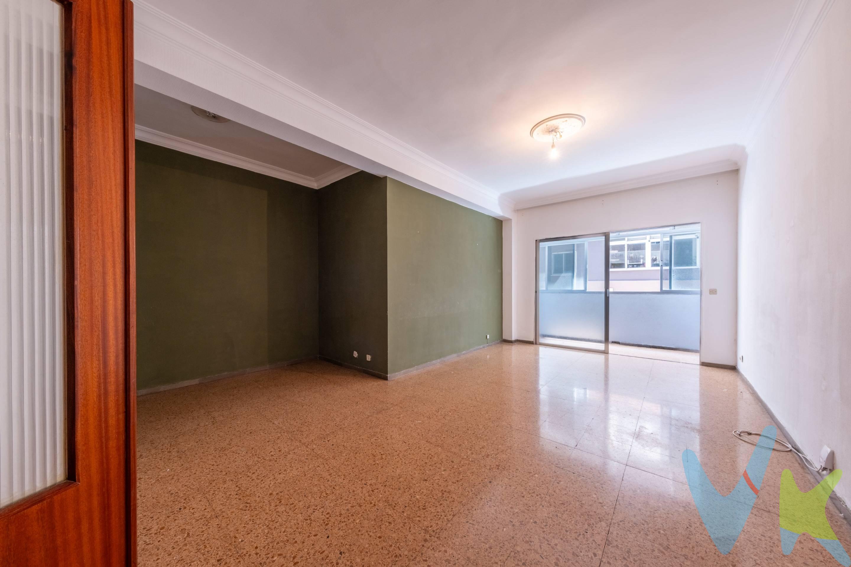 Hay viviendas que, desde el primer momento, transmiten sensación de hogar. Esta es una de ellas Ubicada en Avenida Escaleritas, en la zona de La Cornisa, esta amplia vivienda destaca por la comodidad de sus espacios, su excelente distribución y, sobre todo, por la tranquilidad que ofrece. Aunque se encuentra en una de las principales avenidas de la ciudad, todas sus estancias principales están orientadas hacia una calle peatonal, lo que permite disfrutar de un ambiente sorprendentemente silencioso y de una magnífica entrada de luz natural durante todo el día. La vivienda cuenta con cuatro amplios dormitorios, dos baños completos, una cocina independiente con gran capacidad de almacenaje y un espacioso salón-comedor conectado con un acogedor balcón cerrado y acristalado, un rincón perfecto para disfrutar de un café, leer un libro, teletrabajar o simplemente relajarse. Dispone además de plaza de garaje incluida en el precio, un edificio con dos ascensores y accesibilidad para personas con movilidad reducida, aportando comodidad y facilidad de acceso para todos. La vivienda requiere reforma, lo que representa una magnífica oportunidad para diseñarla completamente a su gusto y convertirla en el hogar que siempre ha imaginado. Sus amplias dimensiones, la excelente distribución y la luminosidad de todas sus estancias ofrecen una base excepcional para crear una vivienda moderna, funcional y adaptada a las necesidades de cualquier familia. Su ubicación permite disfrutar de todos los servicios a pocos minutos: colegios, supermercados, centros de salud, transporte público, zonas verdes y excelentes conexiones con el resto de la ciudad, combinando la comodidad de vivir en una zona plenamente consolidada con la tranquilidad de un hogar donde el silencio y la luz son protagonistas. Una oportunidad difícil de encontrar para quienes buscan espacio, tranquilidad y la posibilidad de crear una vivienda completamente personalizada en una de las zonas más demandadas de Las Palmas de Gran Canaria.