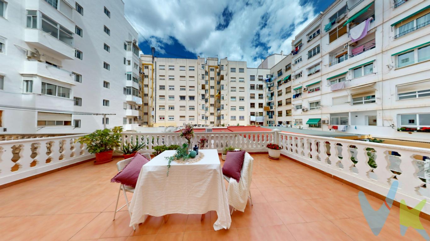 Tu nuevo hogar en Ruzafa: donde la vida se vive con almaEn pleno corazón de Ruzafa el Soho inglés de Valencia se encuentra un piso que no solo destaca por su ubicación, sino por todo lo que te hace sentir desde el primer paso. Aquí, cada rincón invita a quedarse un poco más, a respirar más lento, a imaginar un futuro lleno de momentos compartidos.La vivienda ofrece cuatro habitaciones: dos dobles amplias y acogedoras, y dos individuales llenas de luz, perfectas para ese estudio soñado, el cuarto de juegos, o el refugio personal de cada miembro de la familia. Además, dos baños completos aseguran comodidad y funcionalidad para el día a día.El salón es generoso, cálido y luminoso, con salida a un balcón que mira al barrio con complicidad. Es el corazón de la casa, donde las risas resuenan y los atardeceres se alargan sin prisa.Y como joya de este hogar, una terraza privada de 30 m² en segunda altura: un pequeño paraíso urbano donde celebrar cenas bajo las estrellas, cultivar un jardín secreto o simplemente dejarse llevar por el sol y el silencio.Además, incluye un trastero en el precio, perfecto para guardar lo que no necesitas cada día, pero siempre quieres tener a mano.Todo ello, en uno de los barrios con más vida y personalidad de Valencia: con su agenda cultural inagotable, mercados, cafeterías, galerías y una conexión inmejorable por metro, tren y autovía. Salir y entrar de la ciudad es tan fácil como volver a casa.Este no es un piso cualquiera. Es un lugar para empezar algo grande.¿Y si tu nueva historia empieza aquí?Agencia Registrada con el Nº 89 en el Registro Obligatorio de Agentes Inmobiliarios de la Comunitat Valenciana. Puede consultar en la web de la GVA:https://habitatge.gva.es/es/registres-en-materia-habitatgeLa oferta está sujeta a cambios de precio o retirada del mercado sin previo aviso. Este anuncio en su conjunto, incluyendo textos, fotos, imágenes o cualquier otro contenido del mismo, no es vinculante dado que la información es ofrecida por terceros y puede contener errores. Se muestra a título informativo y no contractual. El precio no incluye lo siguiente: Honorarios de la agencia inmobiliaria, impuestos (IVA, ITP) y otros gastos de la Compraventa (notaria, gestoría y registro).Por mandato expreso del propietario, comercializamos este inmueble en exclusiva, lo que le garantiza el acceso a toda la información, a un servicio de calidad, un trato fácil, sencillo y sin interferencias de terceros. Por este motivo, se ruega no molestar al propietario, a los ocupantes de la propiedad o a los vecinos. Muchas gracias por su comprensión. Si usted es agente inmobiliario y tiene un cliente para este inmueble, llámenos: estaremos encantados de colaborar. 