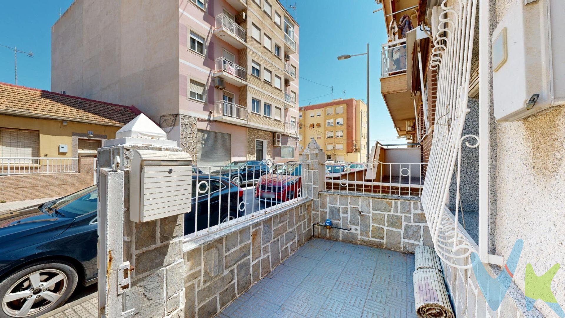 ¿Sueñas con una casa con patio, porche y terraza en una zona tranquila pero con todos los servicios a mano? Esta acogedora planta baja en Barrio Peral te está esperando para que la conviertas en el hogar de tus sueños. Ubicada en una calle muy cómoda, a pocos pasos del Colegio Hispania, Mercadona, farmacias y comercios, esta vivienda te ofrece todo lo necesario para vivir con confort y practicidad. Distribuida en 79 m², cuenta con:. 🛏️ Tres habitaciones llenas de posibilidades. 🛁 Un baño. 🍽️ Cocina independiente. 🌸 Un encantador patio interior perfecto para tus plantas o un rincón chill out. ☕ Porche delantero ideal para tus desayunos al sol. ☀️ Y como joya final, una gran terraza superior privada para disfrutar del aire libre. La vivienda está para reformar, lo que te da la oportunidad de personalizar cada rincón a tu gusto, respetando su esencia y dándole tu estilo. Una casa con alma, con espacios exteriores que ya no se encuentran fácilmente, en una ubicación privilegiada de Cartagena. 📞 Llámanos y ven a descubrir todo su potencial. ¡Te enamorarás!. Para terminar te queremos comentar algo: ¡Descubre una aventura inmobiliaria que combina calidad, pasión y profesionalidad! La confianza que los propietarios han depositado en nosotros es un testimonio de nuestro compromiso en brindarte un servicio excepcional. Aquí viene el detalle especial: al contactarnos directamente, evitarás molestarlos, nosotros seremos tus intermediarios y te proporcionaremos toda la asistencia necesaria. Estamos aquí para facilitarte la documentación e información que requieras, y te prometemos un trato cálido y sin complicaciones. Te informaremos detalladamente de todos los aspectos, incluyendo gastos de la compra y honorarios de agencia que no están incluidos en el precio, para garantizar tu comodidad y tranquilidad durante todo el proceso. Esa es nuestra esencia, proporcionarte #Calma: “Estado ideal de tranquilidad que tendrás al comprar tu casa con nosotros”. Queremos que sepas que tanto la descripción del inmueble como las imágenes que ves son valiosas referencias informativas, en ningún caso tienen carácter contractual. Asimismo, el precio ha sido designado por la propiedad por lo que podría sufrir variaciones y no sería vinculante hasta que se formalice en contrato de compraventa. * ¡Oye, agente inmobiliario! Si estás leyendo este texto y te gusta, te desafiamos a ser creativo y sorprendernos con una adaptación original. ¡Nada de copiar y pegar, queremos ver tu ingenio en acción! Así que prepárate para darle un toque único y cautivador a estas palabras. Estamos ansiosos por ver cómo le das vida a este mensaje con tu propia magia inmobiliaria. ¡Adelante, demuéstranos de qué eres capaz!