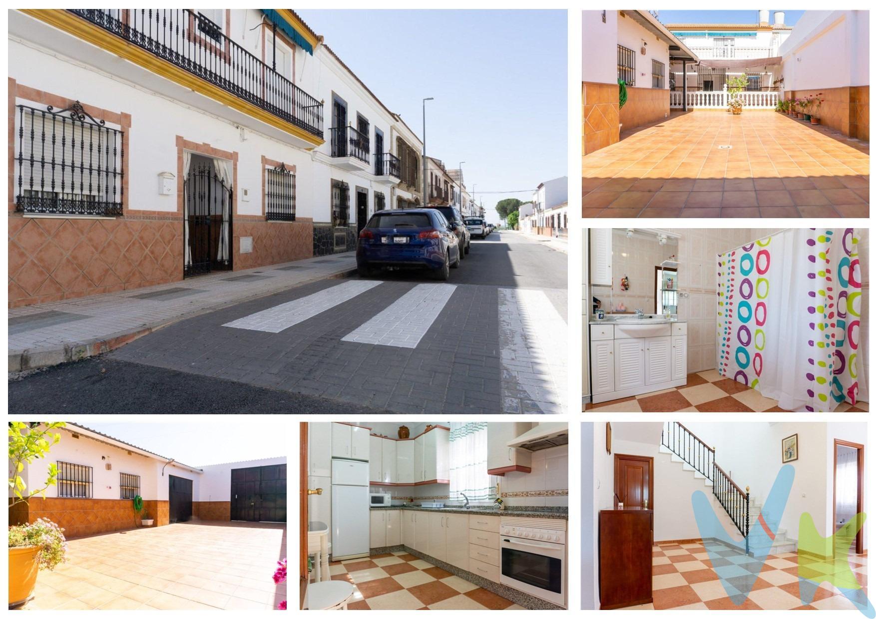 Preciosa vivienda en venta en Alcalá del Río muy amplia, luminosa, con espacios al aire libre y en una zona tranquila.  . Pareado de dos plantas situado en Esquivel, pedanía de Alcalá del Río, a tan solo 20-25 minutos de Sevilla. Un lugar tranquilo para vivir, respirar aire puro y desconectar del estrés de la ciudad. La autopista A-8006 comunica con Sevilla a escasos 18km.  . En la primera planta encontramos:.  . - Dos dormitorios con ventanas hacia la calle (uno de ellos convertido en sala de estar). - Baño completo con placa de ducha. - Espacioso salón. - Cocina totalmente equipada. - Espacioso y luminoso patio donde encontramos una pequeña estancia con otra cocina, cuarto de lavado y baño.  . En la segunda planta: .  . - Espacioso y luminoso dormitorio doble con gran ventana que conecta al precioso balcón. - Otro espacioso dormitorio doble también con balcón para poder disfrutar de la brisa mañanera. - Dormitorio individual con ventana hacia la terraza. - Amplia terraza con vistas despejadas a la naturaleza.  . Las estancias son bastante amplias y con muy buena iluminación. Tiene plaza de garaje interior (accediendo desde el patio trasero).  . No pierdas esta gran oportunidad. Todo el espacio y la tranquilidad que necesitas a tan sólo 18km de Sevilla.  . Informamos a nuestros clientes compradores que el precio de venta no incluye lo siguiente: Honorarios de la agencia inmobiliaria, Impuestos (I. T. P. , I. V. A. o A. J. D. , en su caso) ni otros gastos de la compraventa (gastos de Registro de la Propiedad, Notaría, Gestoría ni de posible Financiación). Documento D. I. A. a disposición del consumidor según Decreto 218/2005 Junta de Andalucía. 