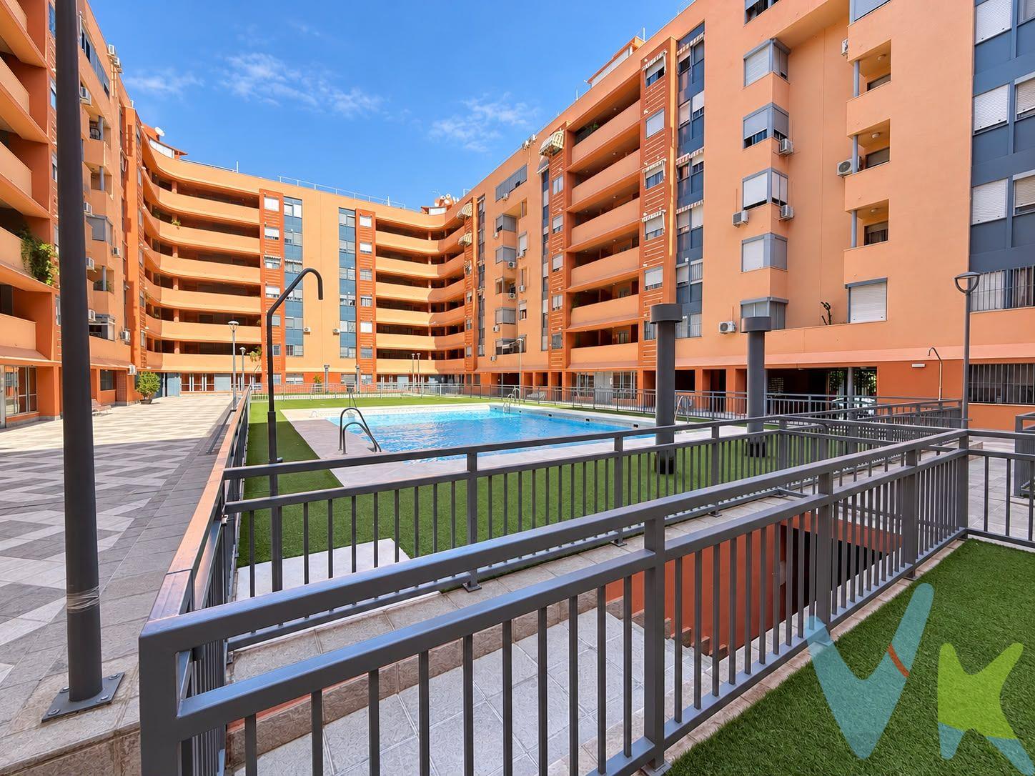 PRECIO DE VENTA: [255.000 + GASTOS] €. Sevilla a tus pies: luz, amplitud y vistas panorámicas en un residencial con piscina. Disfrutar de vistas panorámicas a Sevilla, espacio para toda la familia y una comunidad tranquila es posible. Esta vivienda en quinta planta con ascensor ofrece 98 m² útiles (124 m² construidos), cuatro dormitorios, dos baños completos, piscina comunitaria y plaza de garaje. Su distribución independiza la zona de día. Desde el hall de entrada se accede a la cocina exterior y a un espacioso salón con aire acondicionado, cuyo gran ventanal inunda el espacio de luz natural con la ciudad de fondo. La zona de descanso integra cuatro dormitorios con armarios empotrados y climatización. Entre ellos destaca el principal, tipo suite con baño privado y vestidor/armario auxiliar, y otro dormitorio ampliado con doble ventana. Un segundo baño completo con bañera da servicio al resto de las estancias. El residencial cuenta con reciento cerrado, piscina comunitaria, amplias zonas porticadas y un excelente mantenimiento. Incluye plaza de garaje (10 m² útiles / 30 m² construidos) situada estratégicamente junto a la salida del ascensor. Ubicación y servicios. Perfectamente comunicada a 5 minutos a pie del metro 1.º de Mayo (Línea 1) y junto a varias líneas de autobús. Rápida salida a la SE-30, A-92 y A-4 (aeropuerto). Entorno consolidado con supermercados, el C.C. Los Arcos, centro de salud Amate, así como el Parque Amate y sus centros deportivos para disfrutar del aire libre. ¡Una vivienda para disfrutar de Sevilla desde las alturas! Contacta para organizar tu visita. En cumplimiento de las obligaciones de información previstas en la Ley 10/2025, de 28 de diciembre, de servicios de atención a la clientela y transparencia, así como en la normativa sectorial vigente, se hace constar que el precio indicado no incluye los gastos e impuestos inherentes a la adquisición, los cuales se desglosan a continuación:. •	Impuesto sobre Transmisiones Patrimoniales (ITP): Se aplicará el tipo impositivo vigente en la Comunidad Autónoma de Andalucía, generalmente el 7% (17.850€), sin perjuicio de tipos reducidos del 3,5%, 1,2% o 1% aplicables según las circunstancias personales del comprador o las características del inmueble). El impuesto se devenga sobre el Valor de Referencia de Catastro o el precio de venta, aquel que resulte superior. •	Gastos de Notaría: Los honorarios notariales se calcularán conforme al arancel oficial regulado en el Anexo I, del Real Decreto 1426/1989, de 17 de noviembre, por el que se aprueba el arancel Notarial. •	Gastos de Registro: La inscripción en el Registro de la Propiedad se facturará según el arancel oficial establecido en el ANEXO I, del Real Decreto 1427/1989, de 17 de noviembre, por el que se aprueba el arancel Notarial. •	Gastos de Gestión (Gestoría): Los honorarios por la tramitación administrativa, liquidación de impuestos e inscripción registral ascienden aproximadamente a [545] € (IVA incluido). •	Honorarios Agencia del Vendedor: incluidos en el PVP. •	Honorarios Agencia del comprador: La agencia prestará los servicios de información, asesoramiento y acompañamiento previstos en el Encargo de Servicios y en el D.I.A. Si solicita servicios adicionales o personalizados, sus honorarios serán informados previamente, de forma individualizada y por escrito, conforme a la libertad de pactos y a la normativa vigente. NO VINCULADOS AL PRECIO DE COMPRA. Para una información exhaustiva sobre el funcionamiento, tipos impositivos y bonificaciones del ITP en Andalucía, puede consultar el portal oficial de la Agencia Tributaria de la Junta de Andalucía en el siguiente enlace:. https://www.juntadeandalucia.es/organismos/economiahaciendayfondoseuropeos/areas/tributos-juego/tributos/paginas/impuestos-cedidos-transmisiones.html; . Documento D. I. A. a disposición del consumidor según Decreto 218/2005 Junta de Andalucía. 