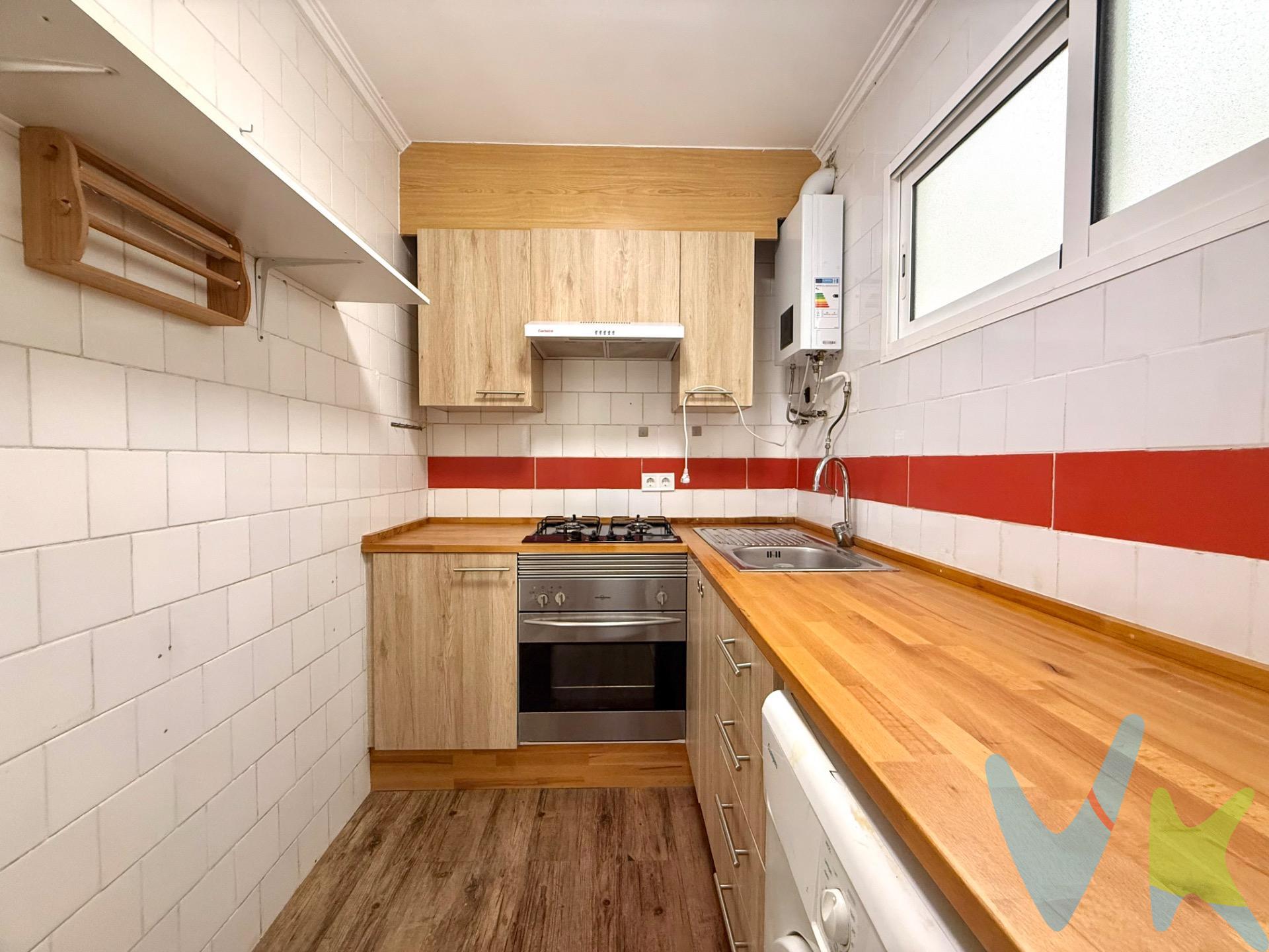 ¡Oportunidad única en Ruzafa!. Presentamos esta amplia vivienda de 4 habitaciones situada en una de las zonas más demandadas de Valencia, junto al Parque Central y a pocos minutos caminando del centro de la ciudad. La vivienda cuenta con cuatro dormitorios, un baño y una excelente orientación sur, que aporta luminosidad durante gran parte del día. Aunque conserva un estilo antiguo, se encuentra en condiciones para entrar a vivir desde el primer momento, ofreciendo además muchas posibilidades de actualización y personalización. Una opción ideal tanto para familias que buscan amplitud y una ubicación privilegiada como para inversores, gracias al gran potencial de sus cuatro habitaciones. Disfruta de todos los servicios, comercios, restaurantes y conexiones de transporte que ofrece Ruzafa, con el Parque Central prácticamente al lado. No dejes pasar esta oportunidad y ven a visitarlo. 