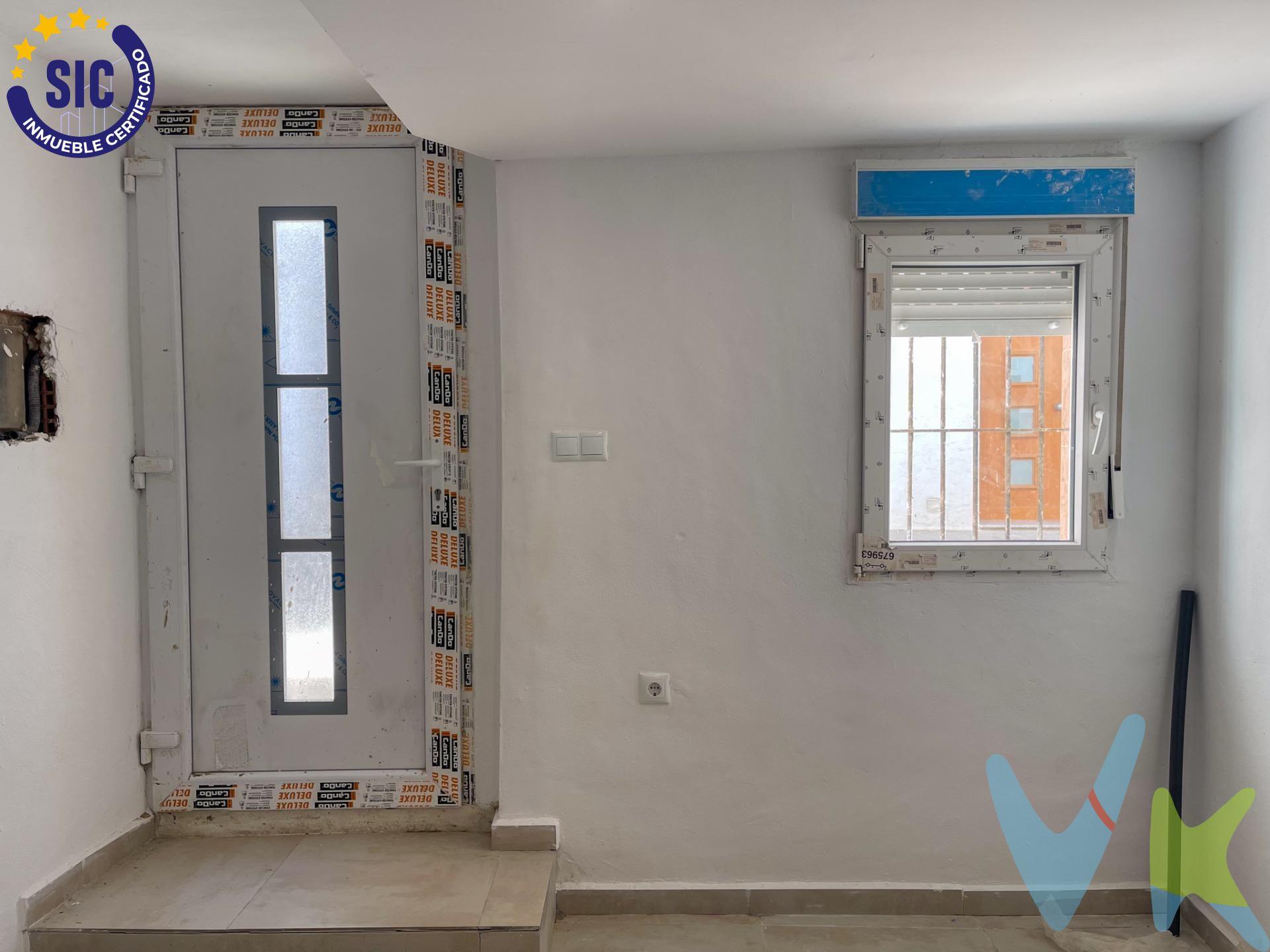 Una casa en el corazón de Requena. ¿Buscas algo más que una casa? Esta vivienda te ofrece mucho más: un hogar con historia, totalmente renovado, donde cada rincón cuenta una historia de mimo y buen gusto. Situada junto a la emblemática Iglesia del Carmen, en pleno centro histórico de Requena, esta encantadora casa de pueblo de 82 m² y tres alturas te invita a formar parte de la vida del barrio más auténtico y con más vida de la ciudad. Al cruzar la puerta, te recibe un acogedor vestíbulo que marca la entrada a una planta baja pensada para disfrutar. Una moderna cocina americana, abierta al salón, crea un espacio cálido y funcional, perfecto para compartir momentos. Bajo la escalera, un aseo completo bien aprovechado da un plus de comodidad al día a día. Subimos a la primera planta, donde la calma toma forma en una luminosa habitación principal con balcón a la fachada. Aquí despertarás con la luz del sol y las vistas a la vida del casco antiguo. En esta planta también encontramos un baño moderno con plato de ducha, y dos espacios que hoy son almacenes, pero mañana pueden convertirse en vestidor, despacho o habitación extra. En la buhardilla, una gran estancia diáfana te ofrece mil posibilidades: tu estudio soñado, una zona de relax, o un amplio dormitorio lleno de encanto bajo cubierta. La reforma es integral: electricidad, fontanería, carpintería.. todo nuevo. Ventanas de aluminio climalit, termo eléctrico y materiales actuales que combinan perfectamente con el alma de una casa con historia. Además, su ubicación es inmejorable: junto a la iglesia, rodeada de parques, a un paso del ayuntamiento y de bares con encanto. Perfecta como residencia habitual o segunda vivienda con alma. ¿Te imaginas viviendo aquí? No dejes pasar esta oportunidad! Contáctanos. La descripción del presente inmueble e imágenes tienen mero carácter informativo y en ningún caso carácter contractual, pudiendo ser modificados por la inmobiliaria comercializadora sin que ello implique responsabilidad alguna frente a terceros. En el precio de venta a público, esta propiedad NO incluye los gastos de adquisición (Notario, registro, gestión, honorarios, etc…).