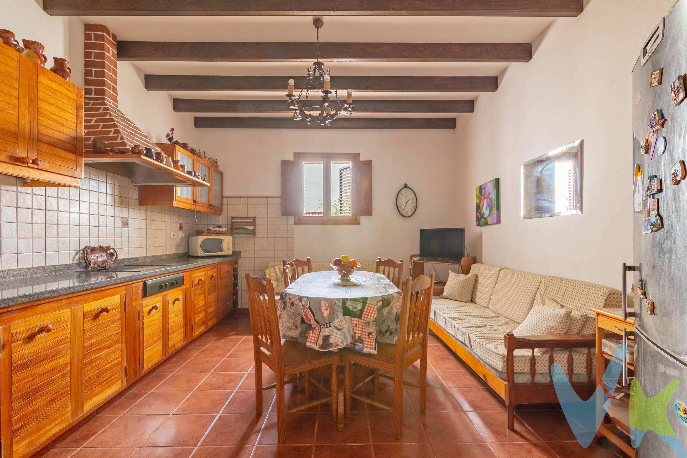 En Arucas, SE VENDE  una vivienda con alma, historia y todas las comodidades que exige la vida actual. Ubicada en el encantador “Lugar Los Castillejos”, un entorno tranquilo y con solo 12 vecinos, esta casa no es solo una propiedad, es un hogar con historia. Muy cerca de la Iglesia de San Juan Bautista y con acceso directo a la GC-1 y GC-2, su localización es tan práctica como especial, estamos a unos 5 minutos del casco urbano y 15 minutos de la capital. . La vivienda cuenta con dos accesos: uno peatonal, que invita a descubrir su esencia más íntima, y otro para vehículos. Nada más entrar, nos da la bienvenida un espacio muy especial: la antigua Escuela de Trasmontaña, hoy convertida en una entrañable bodega donde los sabores y recuerdos se mezclan en cada encuentro familiar o entre amigos. Desde allí, se accede a un precioso patio central de estilo rústico, el alma de la casa, que comunica con todas las estancias. La vivienda se distribuye en dos plantas, con 5 dormitorios, 3 baños completos, dos cocinas equipadas y dos salones amplios y luminosos, uno en cada planta, pensados para el disfrute y la convivencia. . En el exterior, la parcela —completamente vallada— ofrece un entorno acogedor con jardín, garaje con rampa, porche, terraza con barbacoa y horno tradicional, aparte de una piscina climatizada con zona de solárium, perfecta para disfrutarla durante todo el año. NOTA IMPORTANTE: Toda la propiedad, así como los terrenos anexos, están debidamente escriturados y registrados. Una casa con carácter, cuidada al detalle, que espera a quienes sepan valorar lo auténtico.  . Si buscas algo más que metros cuadrados, aquí puedes encontrar tu hogar. DETALLES EXTRA DE ÉSTE CHALET: . La propiedad, cuenta con extras, tales como la wifi y alarma con empresa de reconocido prestigio y sensores en todas las estancias. Vivienda independiente, que se dispone en una sola planta, con el añadido extra de disponer de una segunda planta, moderna, con preciosas vistas de construcción más reciente. Piscina climatizada privada, con zona de solarium. Terraza con barbacoa, comedor y horno. Alarma perimetral, con sensores. DATOS REGISTRALES: . FINCA 1 que cuenta con más de 800 metros urbanos y casi 1000m2 rústicos. Dónde se encuentra la vivienda de dos plantas con casi 350 metros construidos. El resto de la parcela rústica cuenta con plantaciones de naranjos, limoneros, plataneras, durazneros, guayaberos y 130 cepas de parras en espalderas y terreno dónde se plantan papas y hortalizas regularmente. FINCA 2 cuenta con una superficie de casi 800 metros cuadrados y es rústica, donde hay frutas tropicales, tales como aguacates, mangas, papayeros e higueras. Como añadido, ambas fincas cuentan con agua y están dentro de la Comunidad de Regantes de la Montaña de Arucas. La finca cuenta con contador para recoger el agua y llenar 4 aljibes en la finca, la superficie aproximada está en torno a 80 mil litros. Todos los terrenos que componen la propiedad están sectorizados, en función de las plantaciones y los sistemas de riego fijo que requieren, bien por goteos, aspersión u otros, todo controlado por ordenador. Se vende ordenador y canalización de riegos, además de utensilios para fumigar, arar y cultivar las fincas. Todas las estancias están canalizadas, para el aprovechamiento del agua de lluvia. . NOTA: En el precio no entra impuestos ni gastos de notaría y registro.-. . . 