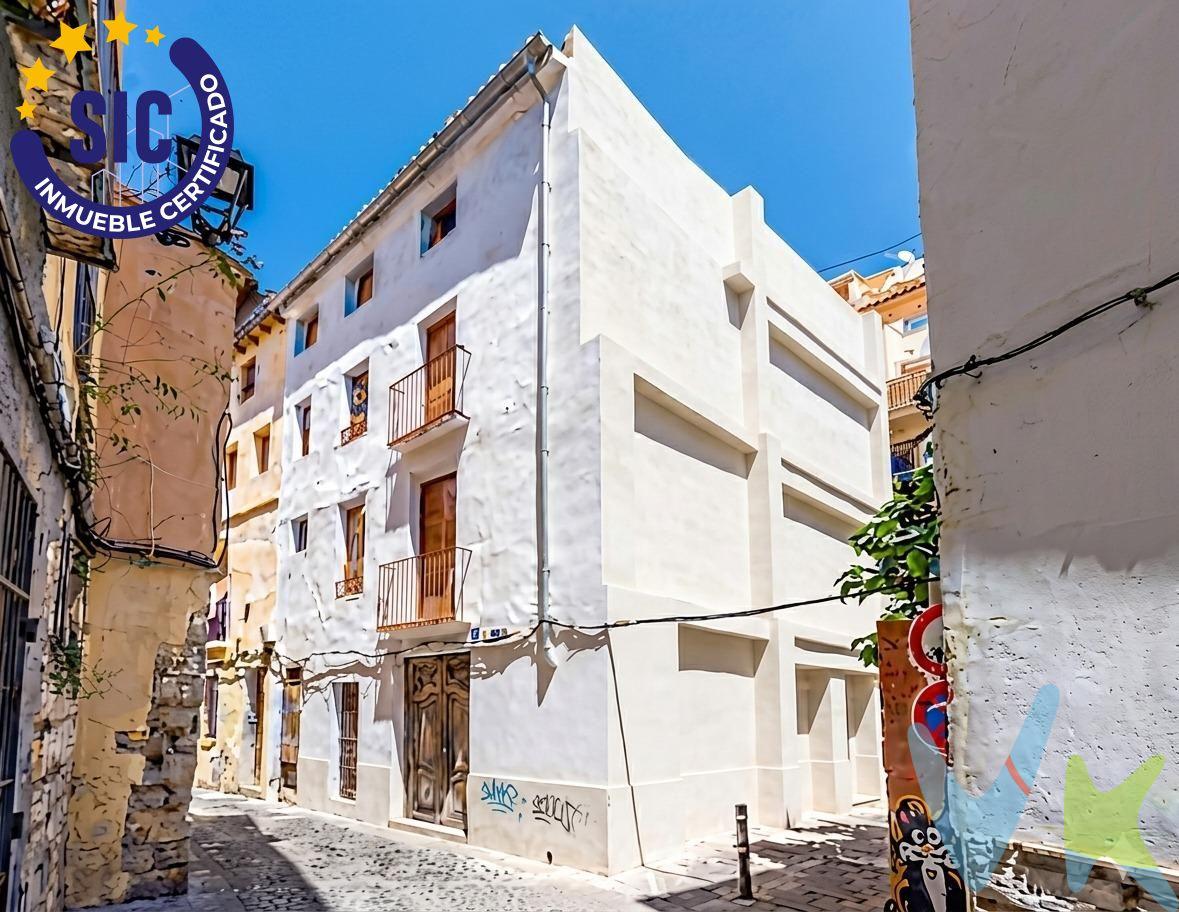 ¿Buscas un proyecto con alma, historia y una alta rentabilidad en pleno auge inmobiliario?. Te presentamos este majestuoso edificio señorial de 1899, ubicado en la emblemática Calle Mayor de Sagunto, a los pies del imponente Castillo romano y en el corazón palpitante del casco antiguo. Un lienzo en blanco de estructura reciente y de 270 m²  esperando ser transformado en el próximo proyecto de referencia de la ciudad. . 📐 El Espacio: Versatilidad en 3 Plantas. El edificio destaca por una estructura perfectamente equilibrada distribuida en bajo vivienda y 3 plantas. . 💼 El Proyecto: Un imán para inversores . Este inmueble es idóneo para inversores o promotores que busquen desarrollar:. Un Edificio de Apartamentos Boutique / Vacacionales: La demanda de alojamiento con encanto en el casco histórico de Sagunto no deja de crecer. Su ubicación estratégica garantiza una ocupación altísima. Promoción de Viviendas para Venta: División horizontal para comercializar 4 apartamentos independientes. Una Casa Palacio Única: El sueño de cualquier particular que desee una vivienda unifamiliar de dimensiones espectaculares en una calle con solera. 📍 Ubicación Estratégica. Situado en la Calle Mayor, una vía cargada de historia, rodeada de servicios, restaurantes con encanto y el misticismo del teatro romano y el castillo. Una localización donde el valor del suelo nunca baja. ℹ️ DATOS TÉCNICOS PARA INVERSORES. Estado: Requiere rehabilitación integral (Ideal para adaptar a las necesidades de tu proyecto y maximizar el margen de beneficio). Superficie total: 270 m² construidos. Año: 1899. Nota: Edificio libre de arrendatarios y cargas, listo para la venta y el inicio del proyecto técnico. No dejes pasar la oportunidad de adquirir un trozo de la historia de Sagunto con un potencial de rentabilidad excepcional. ¡Contacta hoy mismo para solicitar visita!