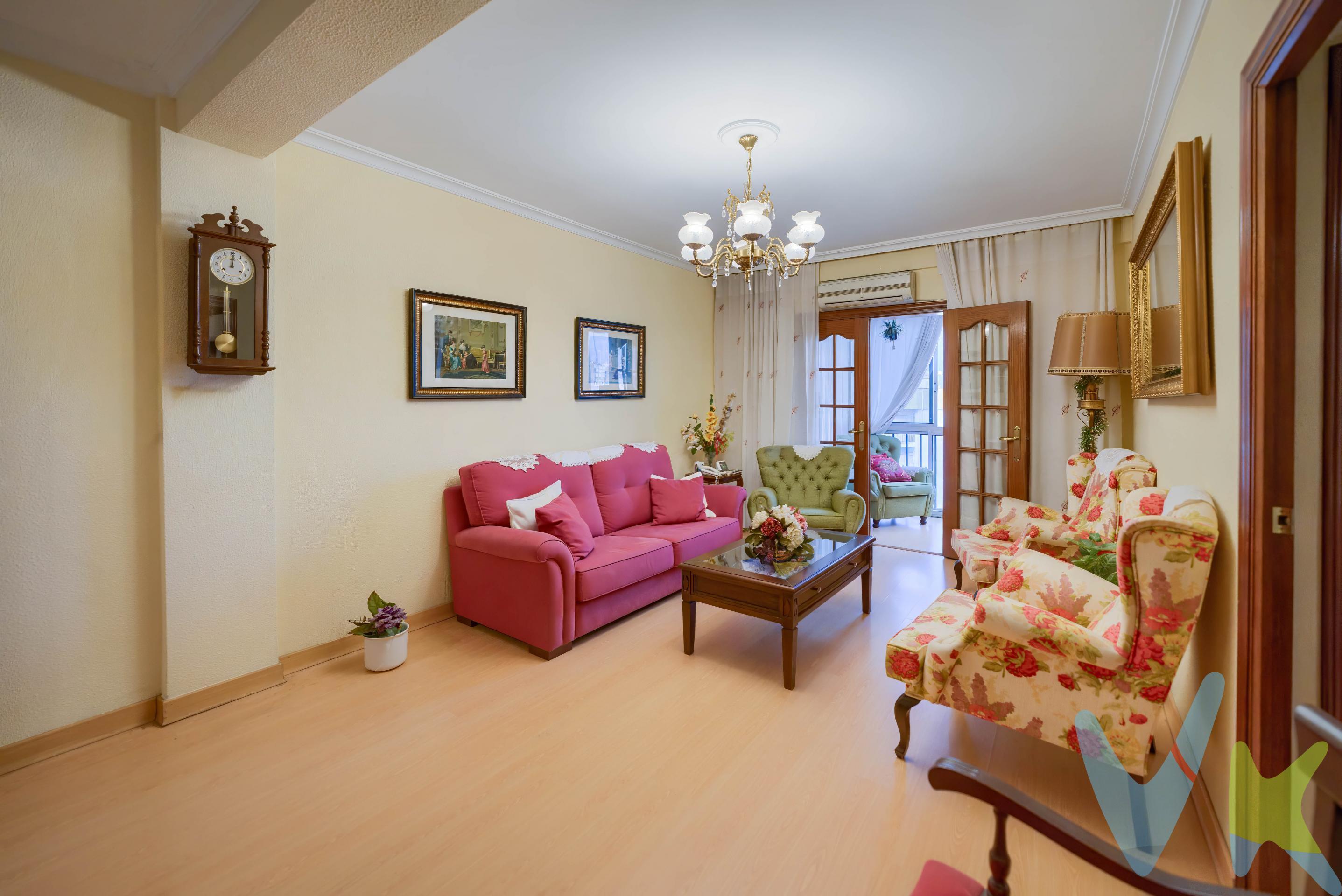 PRECIO DE VENTA: [329.900 + GASTOS] €. Piso en venta en una de las mejores zonas de Sevilla. ¿Buscas vivir en el auténtico corazón de Triana?  . Te presentamos esta vivienda de 84 m² construidos, situada en una finca cuidada con ascensor y azotea transitable, ideal tanto para vivir como para invertir. Características:. ✅ 3 dormitorios  . ✅ 1 baño completo  . ✅ Cocina independiente  . ✅ Salón-comedor luminoso  . ✅ Terraza con vistas despejadas  . ✅ Buena distribución y ventilación  . ✅ Edificio con dos ascensores. Rodeado de todos los servicios: supermercados, farmacias, comercios de barrio, transporte público y todo el encanto de la vida tradicional trianera. Perfecto para familias, parejas o inversores. Zona de alta demanda y excelente conexión con el resto de la ciudad. En cumplimiento de las obligaciones de información previstas en la Ley 10/2025, de 28 de diciembre, de servicios de atención a la clientela y transparencia, así como en la normativa sectorial vigente, se hace constar que el precio indicado no incluye los gastos e impuestos inherentes a la adquisición, los cuales se desglosan a continuación:. •	Impuesto sobre Transmisiones Patrimoniales (ITP): Se aplicará el tipo impositivo vigente en la Comunidad Autónoma de Andalucía (generalmente el 7% (23.093€), sin perjuicio de tipos reducidos del 3,5%, 1,2% o 1% aplicables según las circunstancias personales del comprador o las características del inmueble). El impuesto se devenga sobre el Valor de Referencia de Catastro o el precio de venta, aquel que resulte superior. •	Gastos de Notaría: Los honorarios notariales se calcularán conforme al arancel oficial regulado en el Anexo I, del Real Decreto 1426/1989, de 17 de noviembre, por el que se aprueba el arancel Notarial. •	Gastos de Registro: La inscripción en el Registro de la Propiedad se facturará según el arancel oficial establecido en el ANEXO I, del Real Decreto 1427/1989, de 17 de noviembre, por el que se aprueba el arancel Notarial. •	Gastos de Gestión (Gestoría): Los honorarios por la tramitación administrativa, liquidación de impuestos e inscripción registral ascienden aproximadamente a [545] € (IVA incluido). •	Honorarios Agencia del Vendedor: incluidos en el PVP. •	Honorarios Agencia del comprador: Se informa que existen honorarios profesionales a cargo del adquirente, en aquellos casos, en que se hubieran contratados servicios de encargo de compra. NO VINCULADOS AL PRECIO DE COMPRA. Para una información exhaustiva sobre el funcionamiento, tipos impositivos y bonificaciones del ITP en Andalucía, puede consultar el portal oficial de la Agencia Tributaria de la Junta de Andalucía en el siguiente enlace:. https://www.juntadeandalucia.es/organismos/economiahaciendayfondoseuropeos/areas/tributos-juego/tributos/paginas/impuestos-cedidos-transmisiones.html; . Documento D. I. A. a disposición del consumidor según Decreto 218/2005 Junta de. Andalucía. 