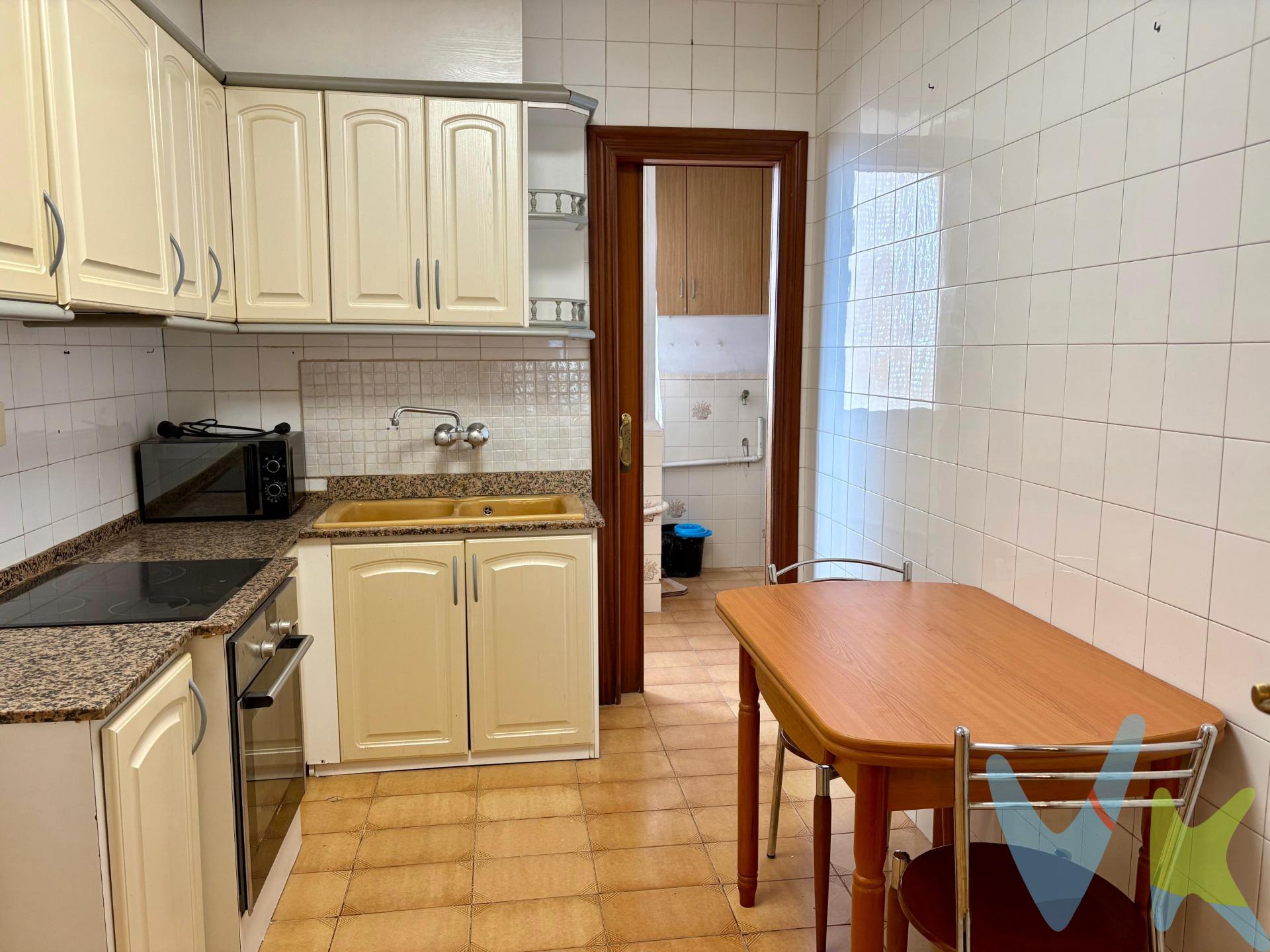 Descubre esta fantástica vivienda de 119 m² situada en una 5ª planta con ascensor, en un edificio esquinero que le aporta una luminosidad excepcional durante todo el día. Una vivienda amplia, totalmente exterior y con una distribución muy cómoda y funcional, ideal para quienes buscan espacio, luz y confort. Al entrar nos recibe un amplio hall distribuidor que aporta sensación de amplitud desde el primer momento. A mano izquierda encontramos una preciosa y espaciosa cocina independiente, muy luminosa, con acceso directo a la galería. A la derecha se ubica una primera habitación doble equipada con radiador eléctrico. Continuando por el pasillo principal, la vivienda se distribuye de forma muy práctica: primero encontramos una habitación sencilla con ventana a la galería, seguida de un aseo de cortesía. Justo enfrente se sitúa otra amplia habitación doble. Más adelante encontramos un baño completo con un gran plato de ducha y, junto a él, la impresionante habitación principal, muy espaciosa y luminosa. Como broche final, la vivienda cuenta con un espectacular salón-comedor, amplio y acogedor, equipado con aire acondicionado y con salida a un increíble balcón esquinero con vistas a ambas calles, perfecto para disfrutar de la luz y ventilación natural gracias a su magnífica orientación. . Una vivienda con muchísimo encanto, muy bien cuidada y con una distribución excelente que aprovecha perfectamente cada metro cuadrado. Ideal tanto para familias como para quienes buscan amplitud y comodidad en una ubicación privilegiada. Una oportunidad que no puedes dejar escapar. Ven a visitarla y descubre todo su potencial. INMUEBLE CERTIFICADO DESDE ASICVAL (Asoc. Inmobiliarias Com. Valenciana) POR CASATUYA (Agente Certificador Homologado). El inmueble se encuentra en Nules, una localidad costera de la provincia de Castellón que destaca por su tranquilidad, sus playas, a tan solo 5 Km y su excelente ubicación, a 30 minutos de Castellón y 50 minutos de Valencia. Cuenta con muy buenas comunicaciones mediante la N-340, la CV-10, la AP-7 y estación de tren con conexiones a distintas localidades. (*) Cláusula de Información y Detalle de Costes. En atención a los deberes de información establecidos en la Ley 10/2025, de 28 de diciembre, sobre servicios de atención a la clientela y transparencia, así como en la normativa sectorial aplicable, se deja constancia de que el precio anunciado no comprende los gastos ni los tributos derivados de la compraventa, que se detallan seguidamente:. Impuesto sobre Transmisiones Patrimoniales (ITP): Se aplicará el tipo impositivo vigente en la Comunidad Valenciana, con carácter general el 10%, sin perjuicio de posibles tipos reducidos en función de las circunstancias personales del adquirente o de las particularidades del inmueble. El impuesto se calculará sobre el Valor de Referencia Catastral o sobre el precio de transmisión, tomando como base el que resulte superior. Para obtener información detallada acerca de su funcionamiento, tipos aplicables y posibles bonificaciones, puede consultarse el portal oficial de la Agencia Tributaria autonómica en el siguiente enlace: www.atv.gva.es/es/itpajd. Gastos Notariales: Los aranceles del notario se determinarán conforme a la tarifa oficial recogida en el Anexo I del Real Decreto 1426/1989, de 17 de noviembre, por el que se aprueba el Arancel Notarial. Gastos Registrales: La inscripción en el Registro de la Propiedad se liquidará de acuerdo con el arancel oficial previsto en el Anexo I del Real Decreto 1427/1989, de 17 de noviembre, que regula el arancel de los Registradores de la Propiedad. Honorarios de la Agencia del Comprador: Se informa de que, en su caso, podrán existir honorarios profesionales a cargo del comprador cuando previamente se hayan contratado servicios específicos de encargo de compra, no estando dichos honorarios vinculados en ningún caso al precio del inmueble.