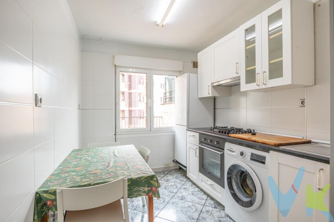 PISO EN VENTA  FOZANELDI  - RONDAR SUR - OVIEDO  Presentamos una fantástica oportunidad  en la a zona de Tenderina-Fozaneldi. Con una superficie construida de 91m2 , este inmueble ofrece 85 m2 útiles distribuidos en tres dormitorios, salón- comedor, cocina independiente, baño y dos terrazas. Completamente exterior. Situado en la primera planta de un edificio construido en 1970, este inmueble nos ofrece  comodidad por su buena comunicación a la autovía y su cercanía al centro de la capital. La presencia de ascensor hace que el acceso sea sencillo y cómodo. Dispone también de un trastero en la ultima planta del edificio.  Las ventanas son de pvc , suelo de parquet y baldosa. El piso también cuenta con un trastero, brindando espacio adicional para el almacenajeUno de los aspectos más destacados de este inmueble es su ubicación privilegiada. Situado en Tenderina-Fozaneldi, una de las áreas con  mas crecimiento de Oviedo, tendrá todo lo necesario a poca distancia. Supermercados, farmacias, escuelas y una gran variedad de servicios se encuentran en las inmediaciones, facilitando su rutina diaria.La comodidad de contar con transporte público cercano es un gran plus. Con varias líneas de autobús a pocos pasos de su puerta, desplazarse por Oviedo nunca ha sido tan fácil y rápido. Ya sea para ir al trabajo, visitar amigos o simplemente disfrutar de todo lo que esta maravillosa ciudad tiene para ofrecer, el transporte público será su mejor aliado.Las fachadas del edificio será rehabilitada en un futuro próximo  para mejorar su eficiencia energética y diseño.  En definitiva, este piso representa una oportunidad para aquellos que desean adquirir una vivienda en  Oviedo. No pierda la oportunidad de encontrar su próximo hogar o invertir  en Tenderina-Fozaneldi. 3 habitaciones1 bañoSalón - comedorCocina independiente2 terrazasTrasteroGas ciudadSuelos de parquet y baldosaVentanas de PVC  