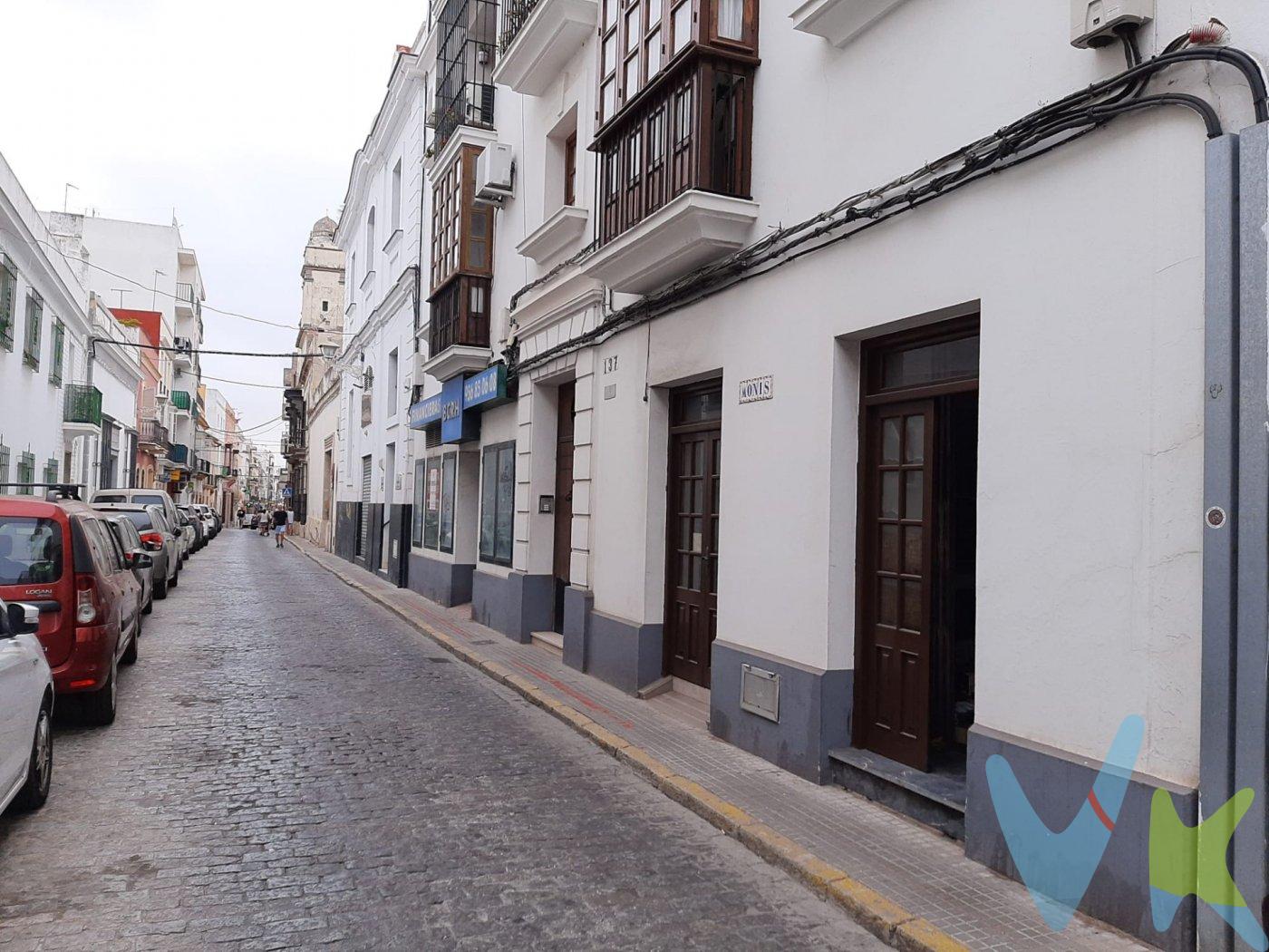 Local comercial situado en una de las calles más céntricas de El Puerto, con 66 metros construidos y un baño. Ideal como almacén o despacho.  .  De acuerdo con lo prevenido en el Decreto 218/2005, de 11 de octubre, se informa al cliente que los gastos notariales, registrales, impuesto de transmisiones (ITP), honorarios de intermediación, gastos financieros, y otros gastos inherentes a la compraventa no están incluidos en el precio.