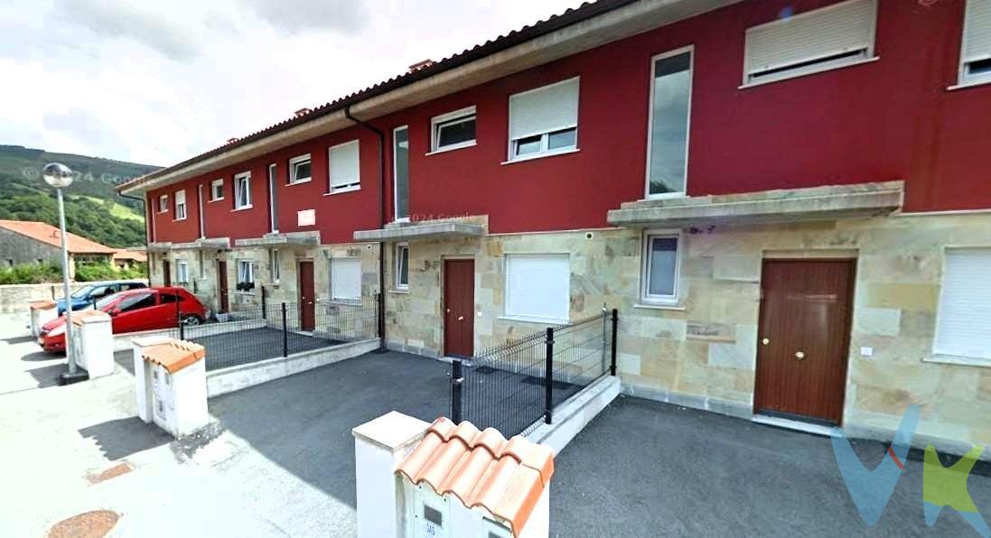 ¡Bienvenido a tu nuevo hogar! Este encantador chalet adosado ubicado en Lloreda ofrece un espacio perfecto para disfrutar con familia y amigos. Con una superficie construida generosa, esta propiedad cuenta con tres acogedoras habitaciones dobles donde podrás descansar tras un largo día, actualmente una de ellas se le da uso de vestidor. Dispone tambien de dos baños completos y un aseo adicional que facilitarán tus rutinas diarias sin complicaciones.  Se le añade una cocina perfectamente distribuida con un formato cuadrado y un amplio salón comedor desde donde salir a la zona de terraza (antiguo jardin alicatado). Además, se han realizado mejoras significativas como cocina y baños aun en garantía. Tambien  incluye preinstalación de placas solares, asegurando eficiencia energética y ahorro económico. Con cada rincón diseñado pensando en la comodidad familiar, este chalet te permitirá crear momentos memorables mientras exploras todas las posibilidades que el entorno tiene para ofrecerte. ¡No pierdas la oportunidad de vivir aquí! Contáctanos hoy mismo para más información o concertar una visita!. Los impuestos gastos de notaria y registro no están incluidos en el precio.