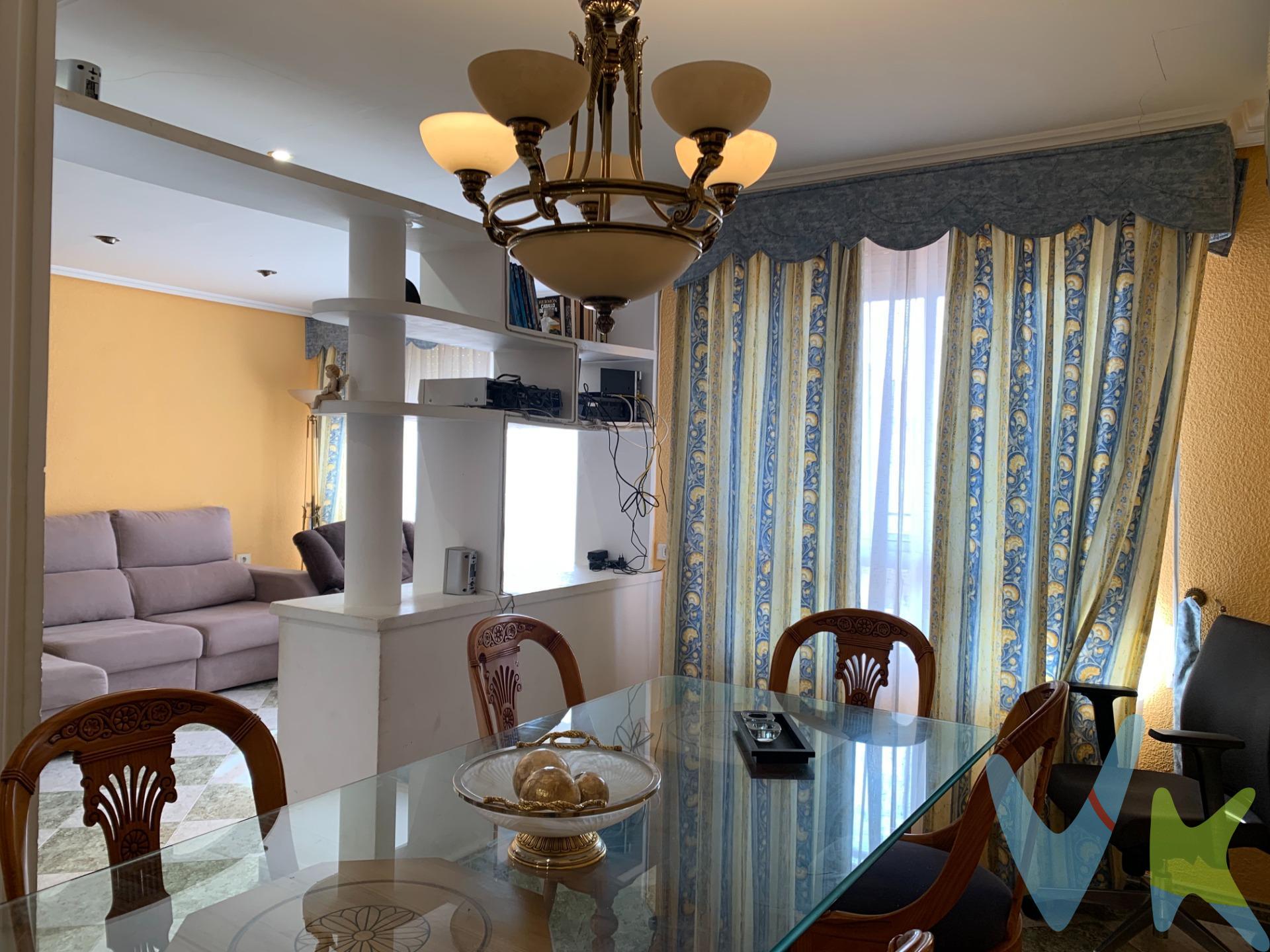 Le presentamos esta magnífica vivienda totalmente exterior de 152 m² construidos, una propiedad que destaca por magnífica terraza, su amplitud, excelente distribución y gran luminosidad, ubicada en un edificio con ascensor, lo que aporta comodidad y accesibilidad para el día a día. El piso se distribuye en tres dormitorios dobles, todos ellos muy luminosos y equipados con armarios empotrados, lo que garantiza una excelente capacidad de almacenaje. El dormitorio principal es una amplia habitación doble tipo suite, que cuenta con baño privado con bañera, creando un espacio íntimo y confortable. Los otros dos dormitorios dobles ofrecen múltiples posibilidades de uso, siendo ideales como dormitorios adicionales, despacho o cuarto de invitados. La vivienda dispone además de un segundo baño completo con plato de ducha, práctico y funcional, que da servicio al resto de estancias y a las visitas. Uno de los principales atractivos de esta propiedad es su espectacular salón-comedor de grandes dimensiones con acceso a la terraza. Un espacio amplio, acogedor y especialmente luminoso gracias a su buena orientación y a sus amplios ventanales. Permite crear distintos ambientes, convirtiéndolo en el lugar ideal tanto para el descanso como para reuniones familiares y sociales. Y con la posibilidad de convertir el actual comedor en la cuarta habitación en caso de necesidad. La cocina luminosa, lista para entrar a vivir, con una distribución cómoda y funcional, amplias zonas de almacenaje y superficie de trabajo suficiente para el día a día. En conjunto, se trata de una vivienda que combina espacio, luz natural y comodidad, ideal para familias o para quienes buscan un piso amplio, con buena orientación y en una finca que ofrece la comodidad de contar con ascensor. Los Impuestos, gastos de notaría, registro de la propiedad y honorarios de inmobiliaria no incluidos en el precio publicado. INMUEBLE CERTIFICADO DESDE ASICVAL (Asoc. Inmobiliarias Com. Valenciana) POR CASATUYA (Agente Certificador Homologado). El inmueble se encuentra en Nules población costera de 13.000 habitantes. Nules se encuentra muy bien comunicada y ubicada a poca distancia de las dos capitales de provincia, a 18 Km de Castellón de la Plana ya 55 Km. de Valencia. Con fácil accesibilidad a la vías: CV-10, la nacional 340, la autopista AP-7 y la CV-18. Además, se puede acceder por carreteras secundarias que unen la ciudad con las localidades vecinas. Ferrocarril: es un acceso cómodo tanto desde Valencia como desde Castellón, ya que la estación de RENFE se encuentra ubicada en el centro de la ciudad. Servicios de transporte: frente a la estación de ferrocarril, Nules dispone de servicios de taxi y de autobús urbano.