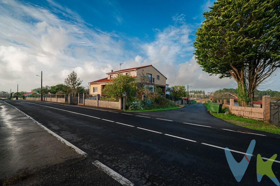En el corazón de Ribadumia, en pleno entorno del Salnés, se ubica esta vivienda unifamiliar de dos plantas concebida para quienes buscan un refugio donde desconectar, disfrutar del paisaje y vivir con calma, sin renunciar a la comodidad ni a los servicios cercanos. Su localización permite combinar la tranquilidad del entorno rural con la proximidad a la costa, bodegas, rutas naturales y enclaves únicos de las Rías Baixas. La vivienda ofrece una distribución amplia y muy versátil, con cuatro habitaciones, tres baños completos, dos salones diferenciados que invitan tanto al descanso como a la reunión, y un despacho independiente, perfecto para esos momentos de inspiración o para mantener una rutina flexible durante las estancias prolongadas. La gran cocina, pensada para los amantes de la gastronomía, se convierte en un espacio donde compartir largas sobremesas, recetas y experiencias en un ambiente acogedor y funcional. El exterior es uno de los grandes protagonistas: un amplio terreno de 650 m2 privado que invita a disfrutar del aire libre, del clima y de la calma del entorno, ideal para comidas al sol, tardes de lectura o encuentros con familia y amigos. El parking para dos vehículos aporta comodidad y facilita la movilidad para quienes desean utilizar la vivienda como punto de partida para explorar la comarca y la costa gallega. Para comprender todo lo que esta vivienda transmite, es imprescindible recorrerla y sentirla en primera persona: solicita tu visita y descubre el lugar donde tus escapadas pueden convertirse en momentos inolvidables.
