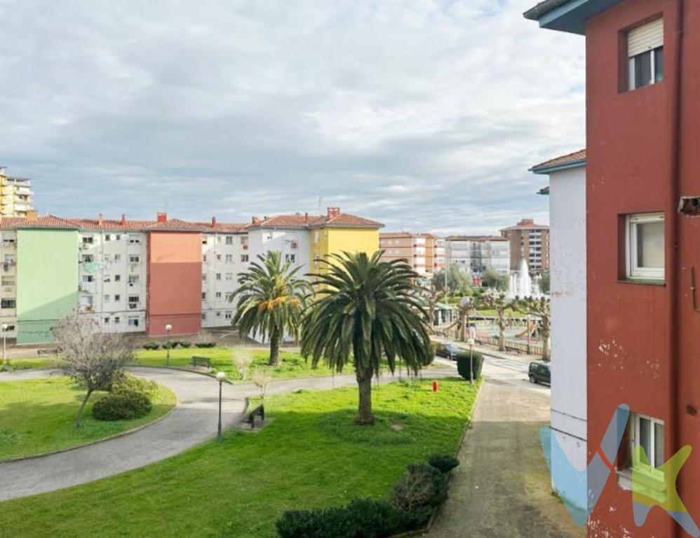 Ubicado en la zona del Barrio Covadonga de Torrelavega, este piso ofrece una oportunidad única para crear tu agradable hogar. Con una ubicación privilegiada que brinda acceso a una variedad de servicios a pie de calle, como escuelas, centro de salud y tiendas locales, este hogar te sitúa en el centro de la vida cotidiana.Ven y Descubre sus Posibilidades: Te invitamos a visitar este piso y explorar las oportunidades que ofrece. Imagina el potencial de este espacio para convertirse en el hogar perfecto que refleje tu personalidad y necesidades.Distribución Actual: El piso dispone actualmente de tres dormitorios pequeños, sala, cocina y baño. Esta distribución proporciona una base sólida para comenzar la reforma, permitiendo una redistribución según tus preferencias y estilo de vida.Espacio para Reformar: La propiedad se presenta como un lienzo en blanco, listo para que puedas dar rienda suelta a tu creatividad y diseñar la vivienda de tus sueños. La posibilidad de personalización te permite adaptar cada rincón según tus necesidades y gustos personales.Tercero sin Ascensor: Este piso, ubicado en la tercera planta de un edificio sin ascensor, te ofrece vistas panorámicas y una sensación de privacidad. Aunque no cuenta con ascensor, la ubicación en la tercera planta brinda un espacio tranquilo y agradable.Ubicación Inmejorable: Disfruta de la comodidad de tener todos los servicios esenciales a tu alcance, proporcionando una experiencia de vida práctica y conveniente.Ven y descubre todo su potencial!